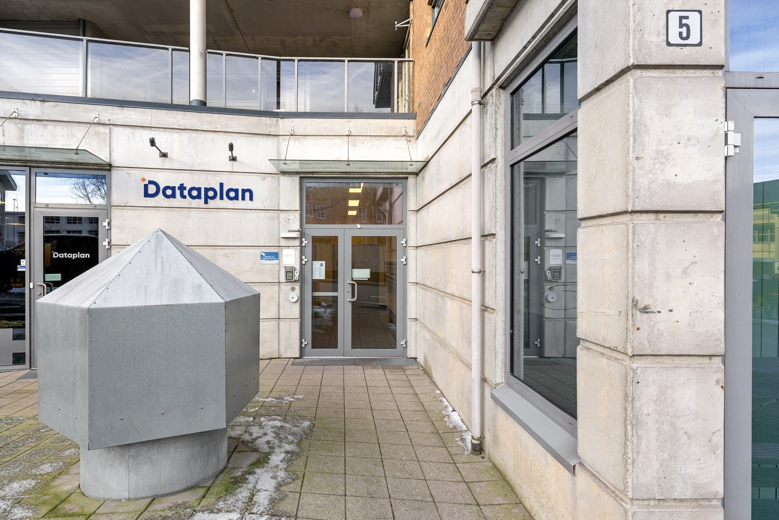 Bygget fra 2008 har heisadkomst til alle etasjer og dører med automatisk åpning. Galleribilde