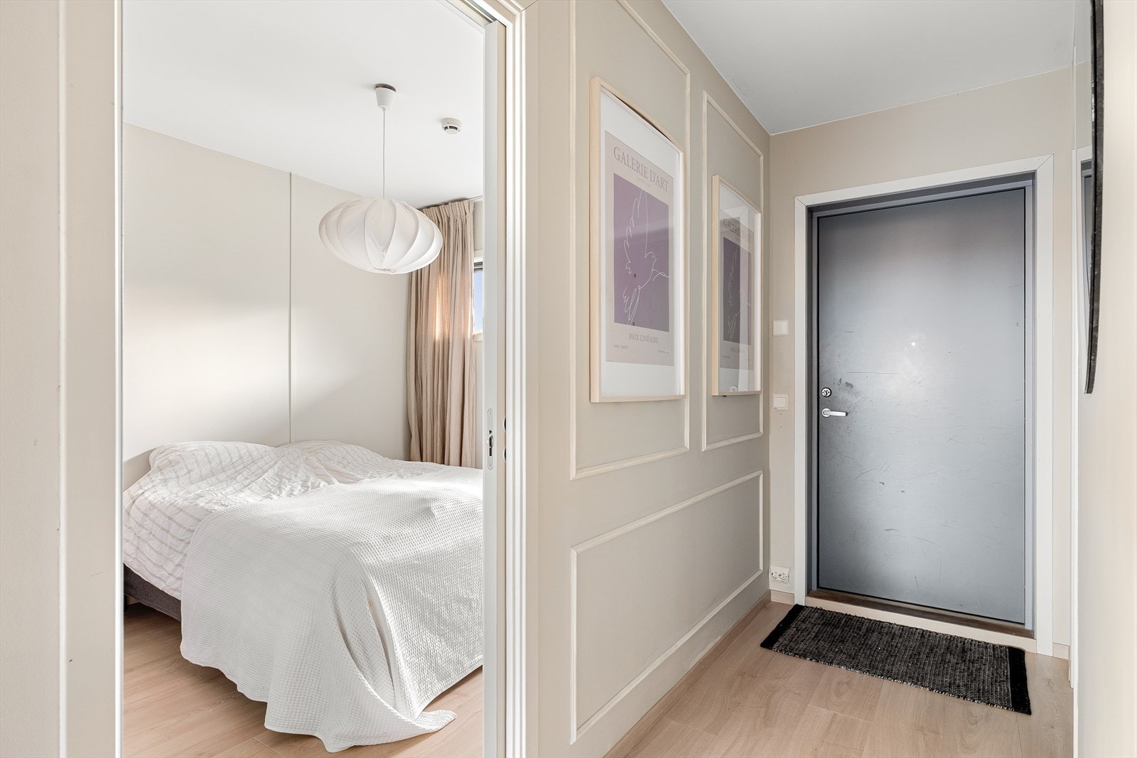 Man ønskes velkommen i en lys entré. Galleribilde