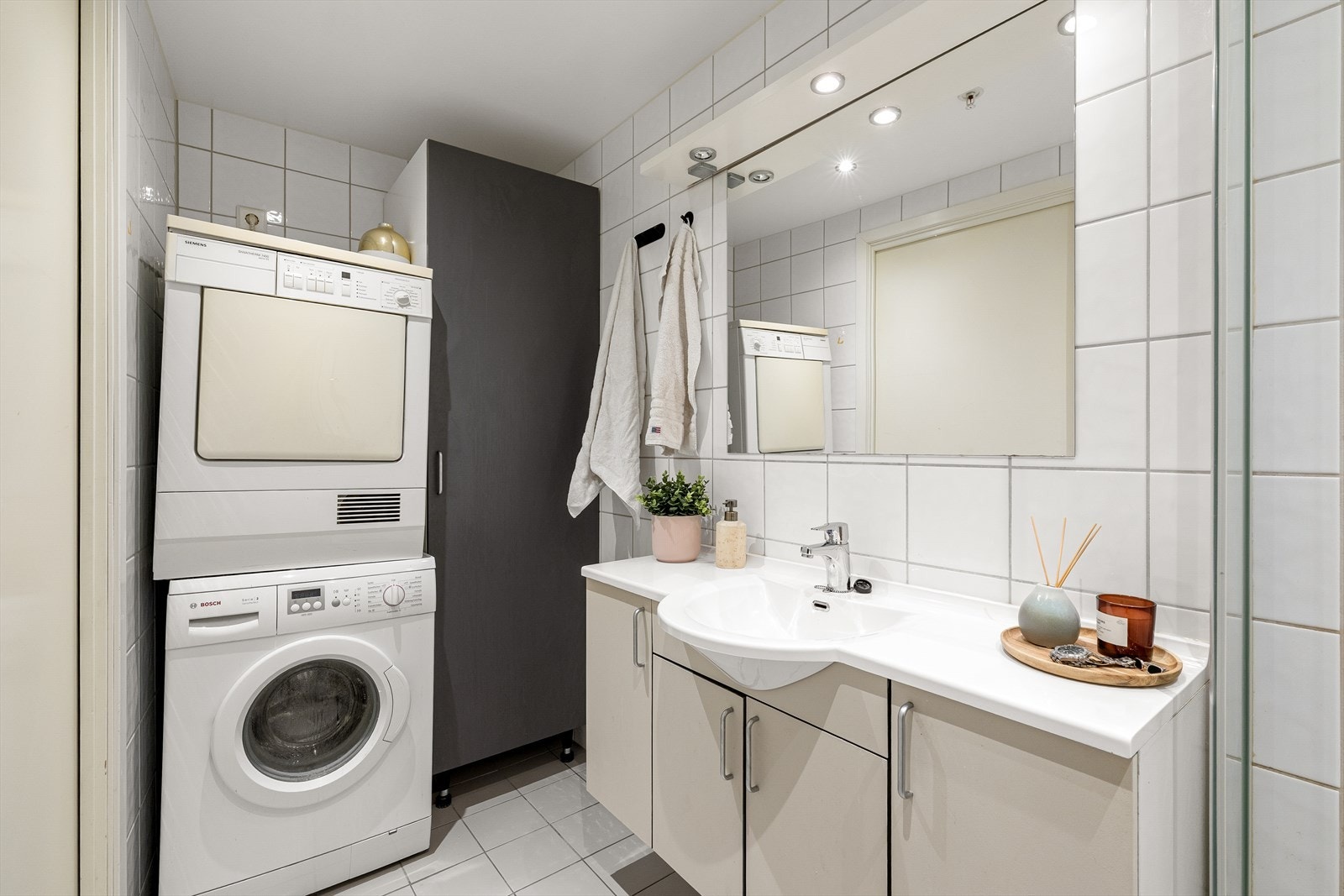 Rommet fungerer også som vaskerom, med opplegg og plass for vaskemaskin og tørketrommel. Galleribilde