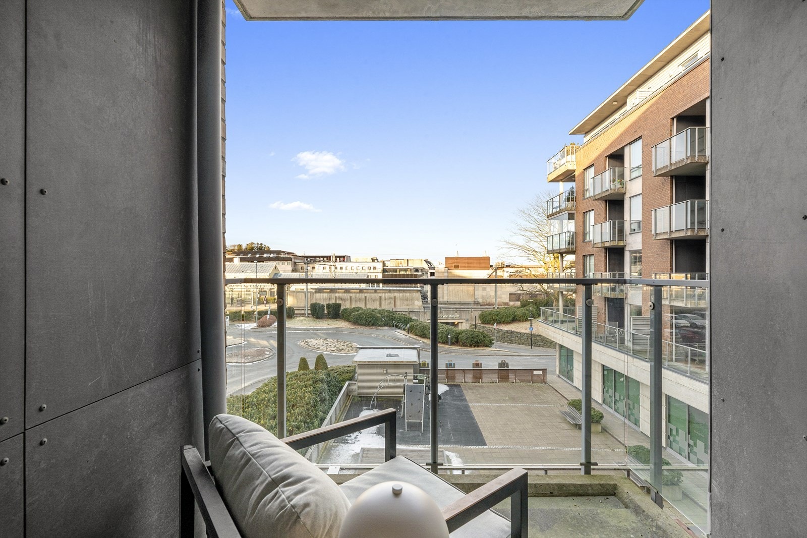 Balkongen er utstyrt med et rekkverk i glass og stål, som gir en åpen følelse. Galleribilde