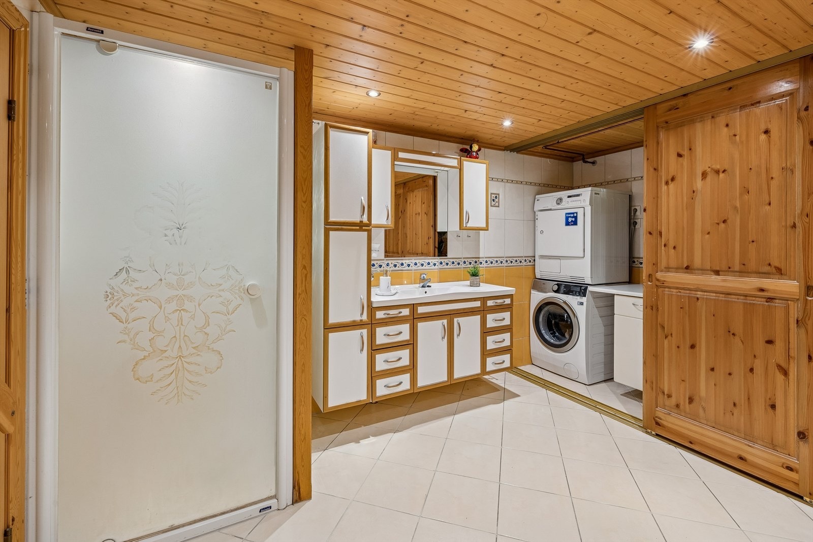 Vaskesøyle med arbeidsbenk og skap. Det er en skyvedør som man kan skyve frem og skjule hele vaskesøylen. Galleribilde