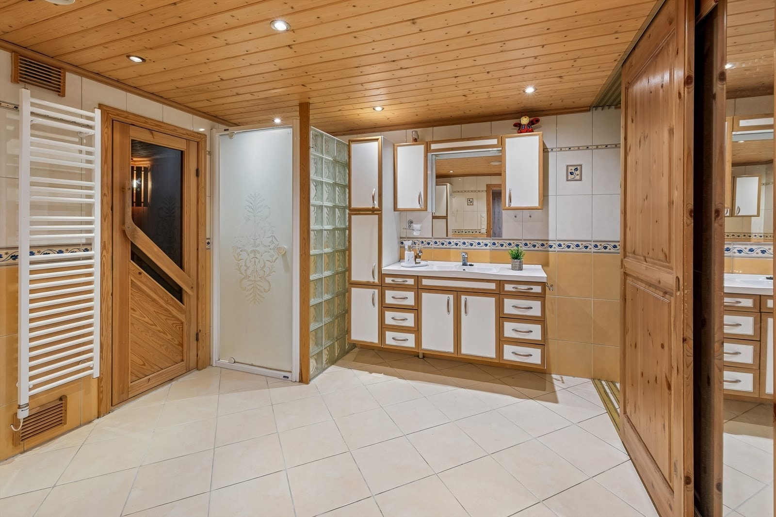 Det er varmekabler i gulv på badet og i kjellerstuen. Galleribilde