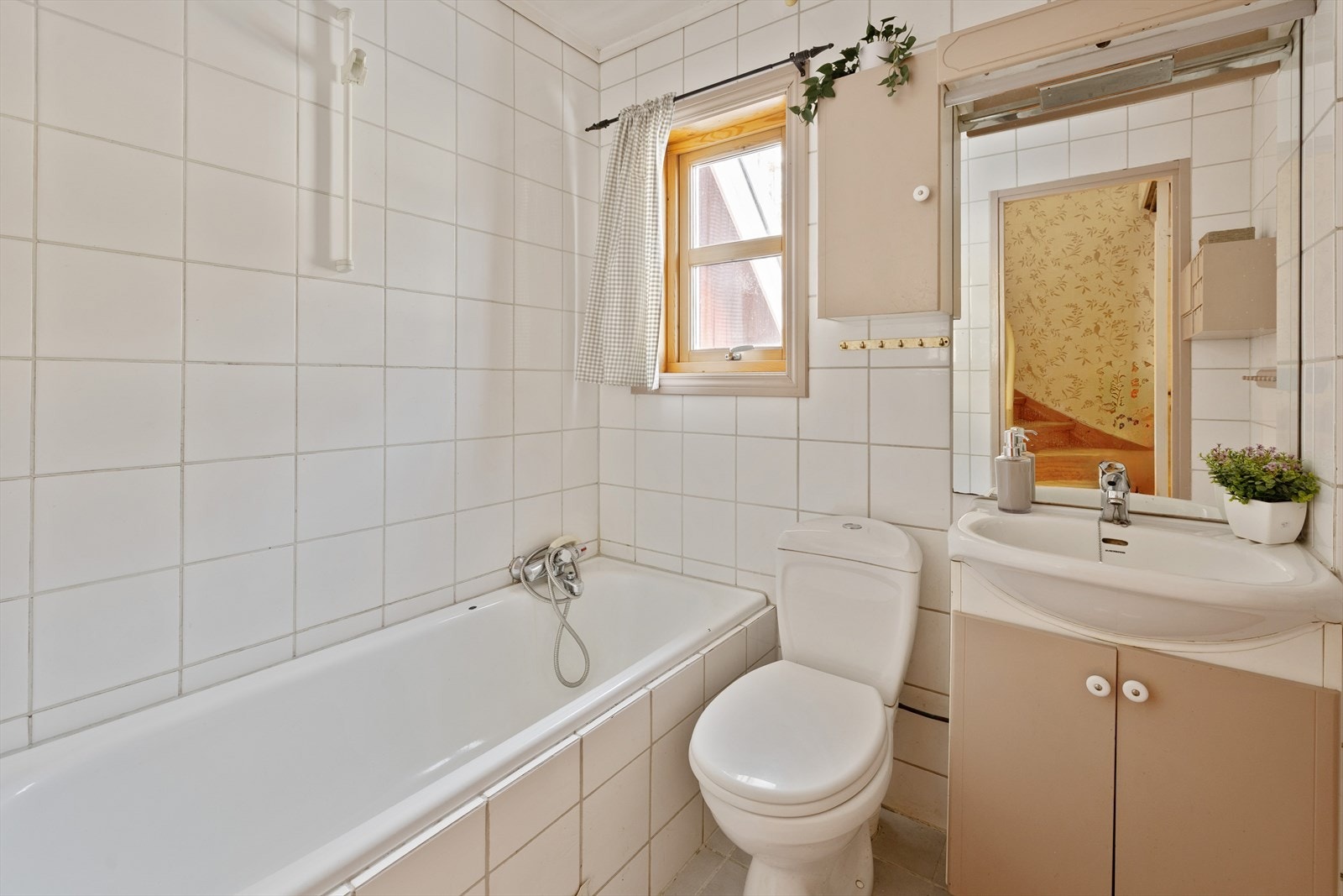 Velholdt og godt funksjonelt bad. Har man et ønske å oppgradere badet så kan man utvide størrelsen og innlemme arealet ved garderobeskapet. Galleribilde