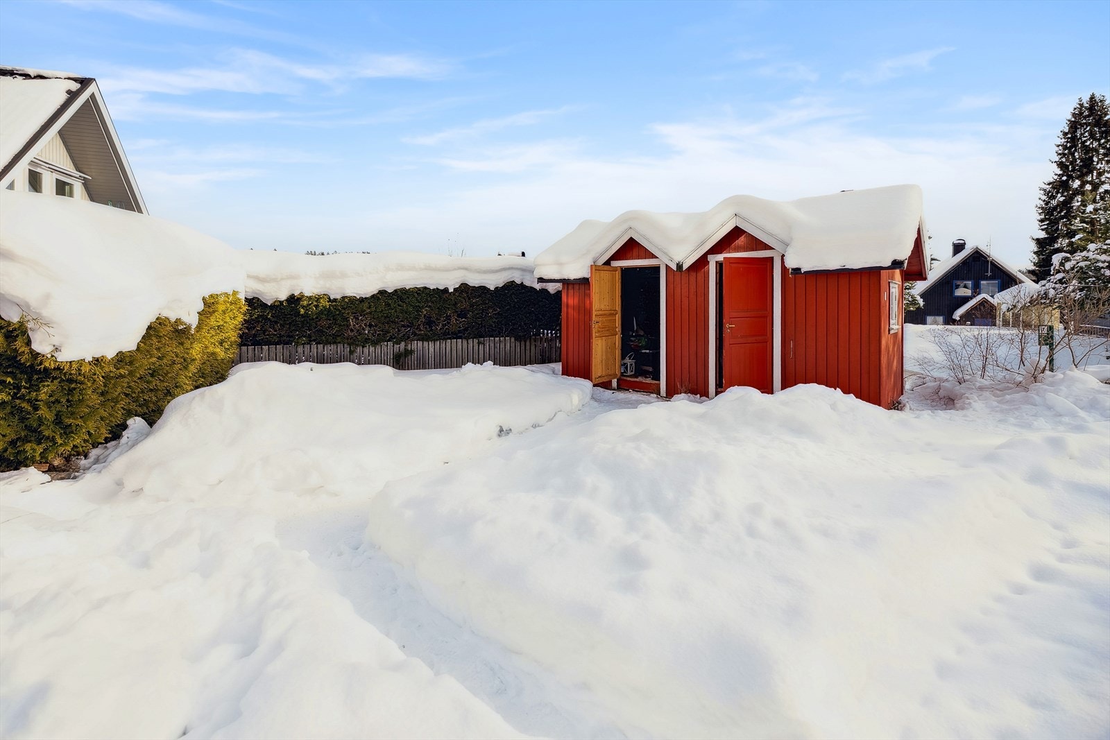 Stort uthus med god plass til sykler, redskap, skiutstyr og ved. Galleribilde