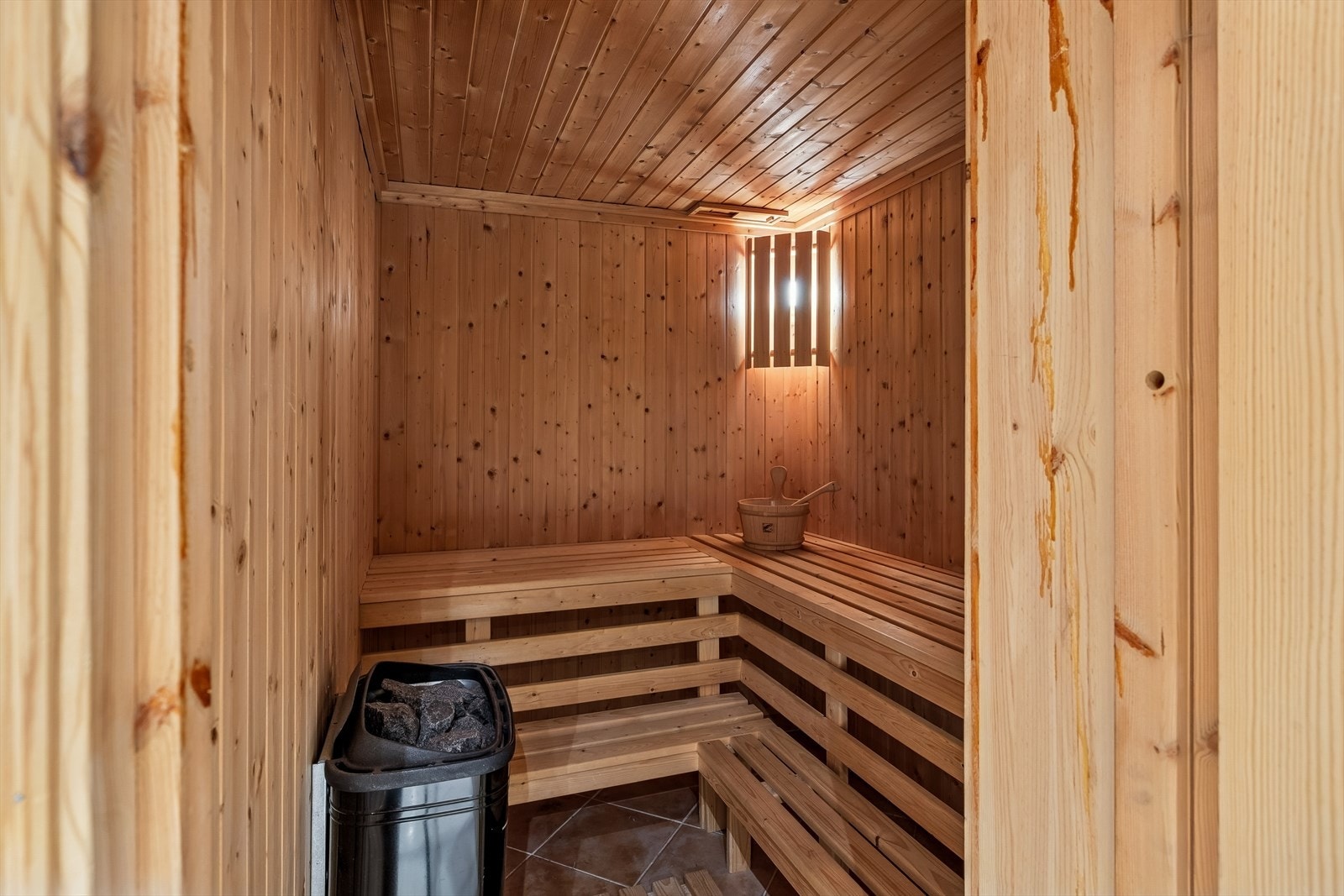 Badstue som er i full drivt. Vaskemaskin og tørketrommel i vaskesøylen medfølger. Galleribilde