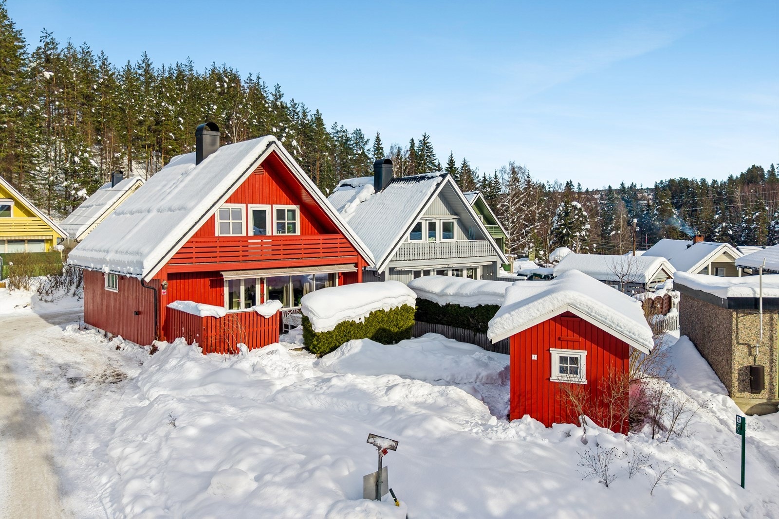 Velkommen til Mosekollen 2 - En sjarmerende og koselig familiebolig over 3 plan med en solrik og stor hage. Attraktiv beliggende på enden. Galleribilde