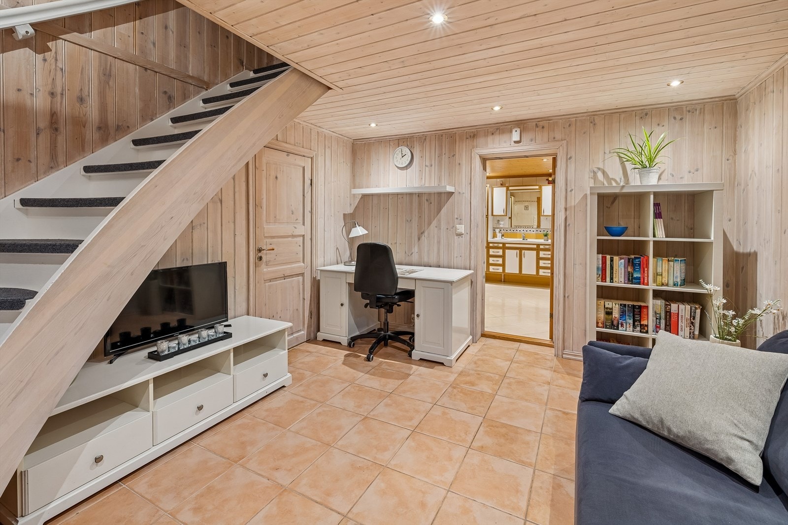 Innredet kjeller med tv stue, bad/vaskerom og badstue. I tillegg til 26 kvm oppbevaring i boder. Galleribilde