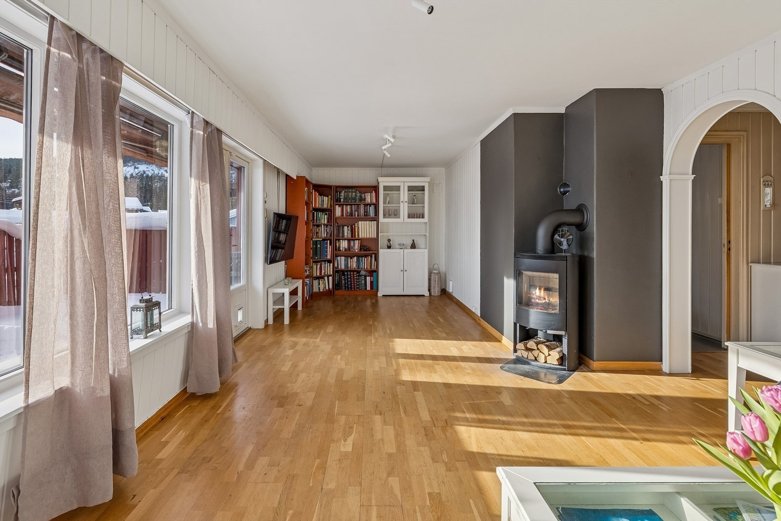 Stor og luftig stue. med rikelig lysinnslipp. Galleribilde