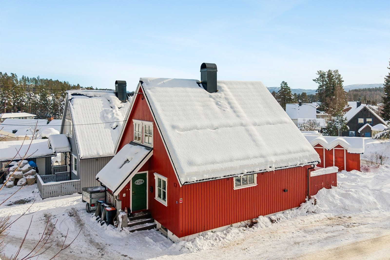 Eiendommen har parkering på egen tomt med kapasitet til opptil tre biler* og installert elbil-lader Galleribilde