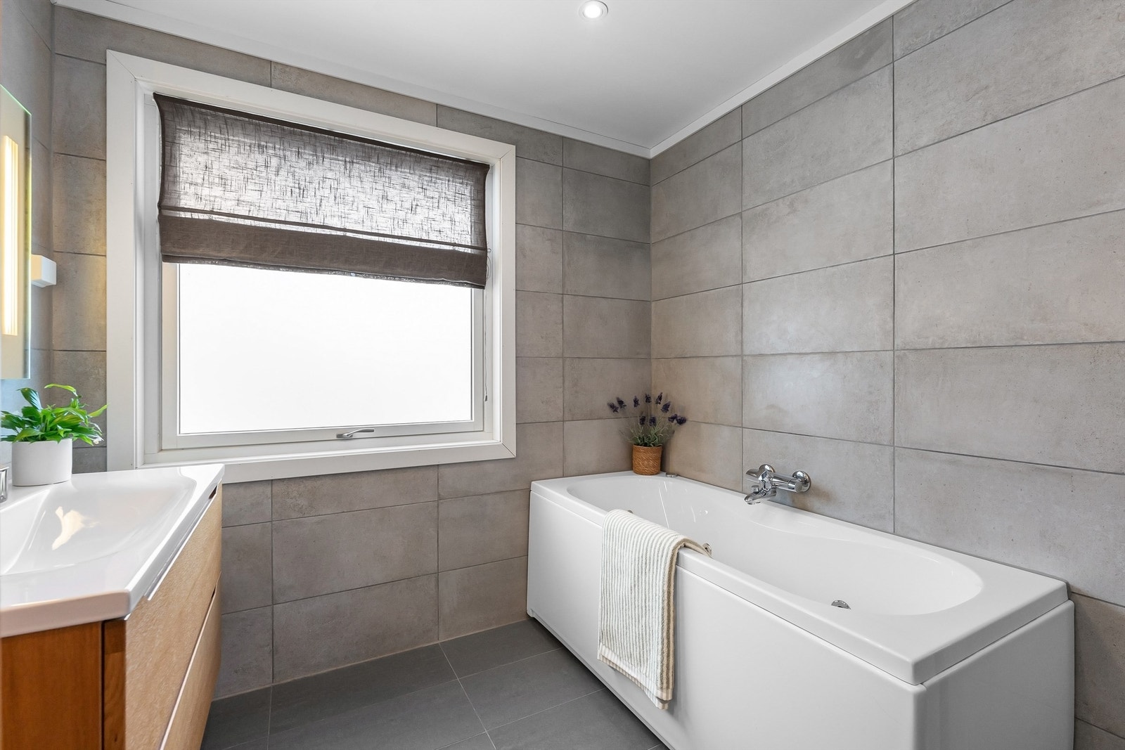 Badet er utstyrt med både frittstående badekar og et separat dusjhjørne. Galleribilde