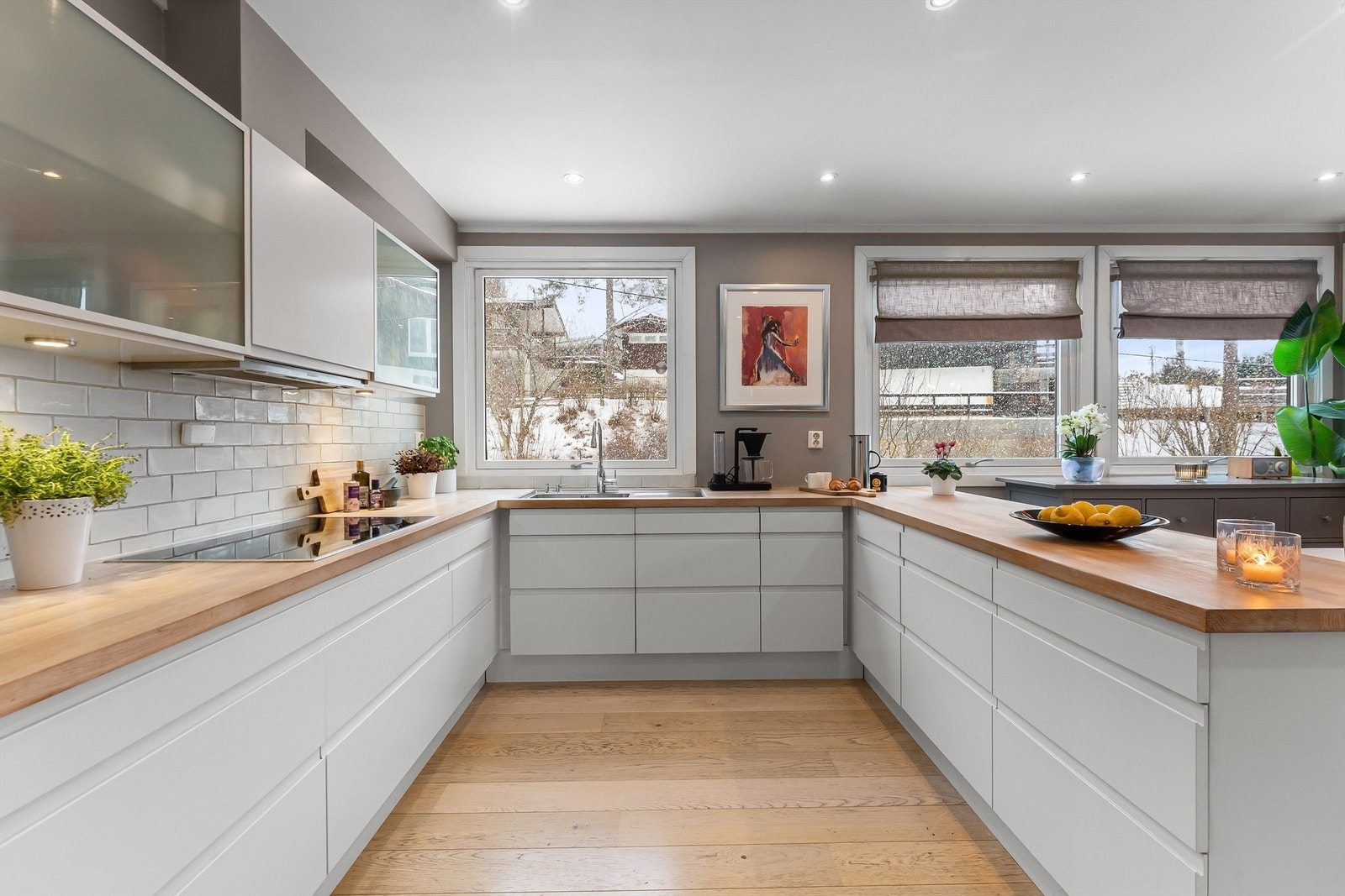 Godt med arbeidsflate på benkeplater av heltre og rikelig med skapplass. Galleribilde