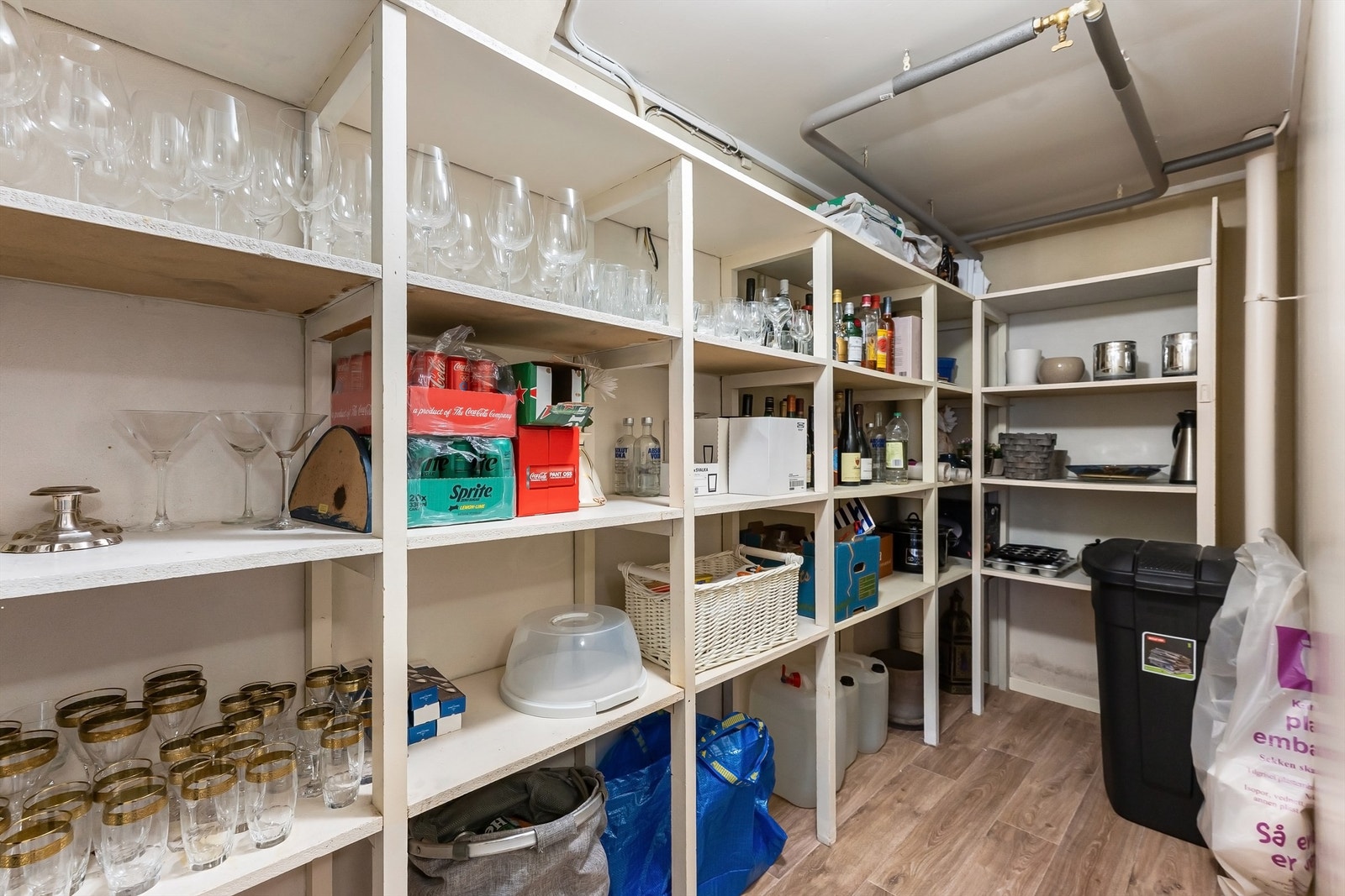 Kjelleren har to innvendige boder som gir rikelig med lagringsplass. Galleribilde