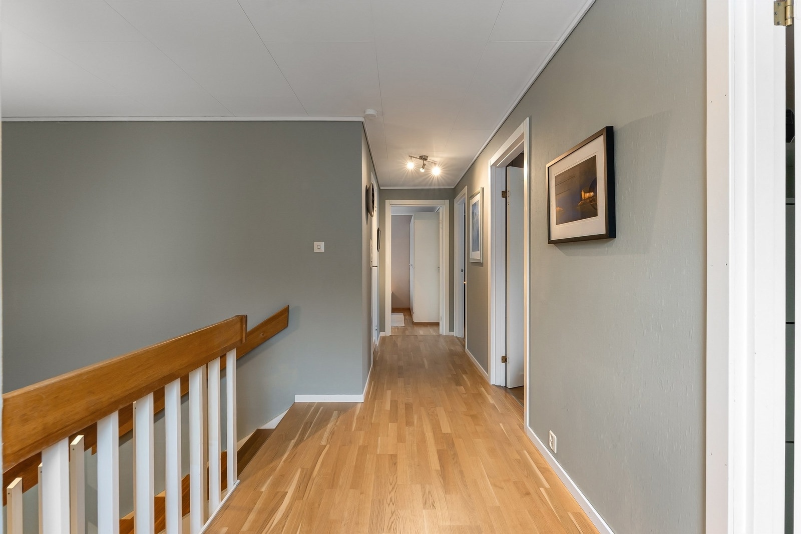 Fra gangen har du tilgang til alle fire soverom og bad samt bod. Gulvet er lagt med parkett. Galleribilde