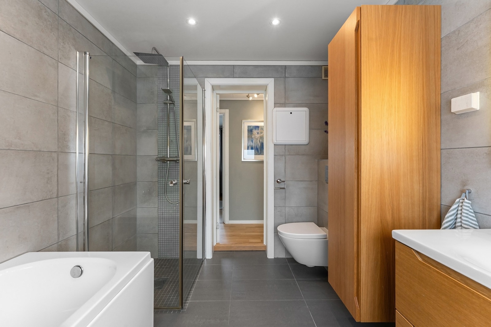 Dusjhjørnet har svingbare glassdører og både hånddusj og regndusj. Galleribilde