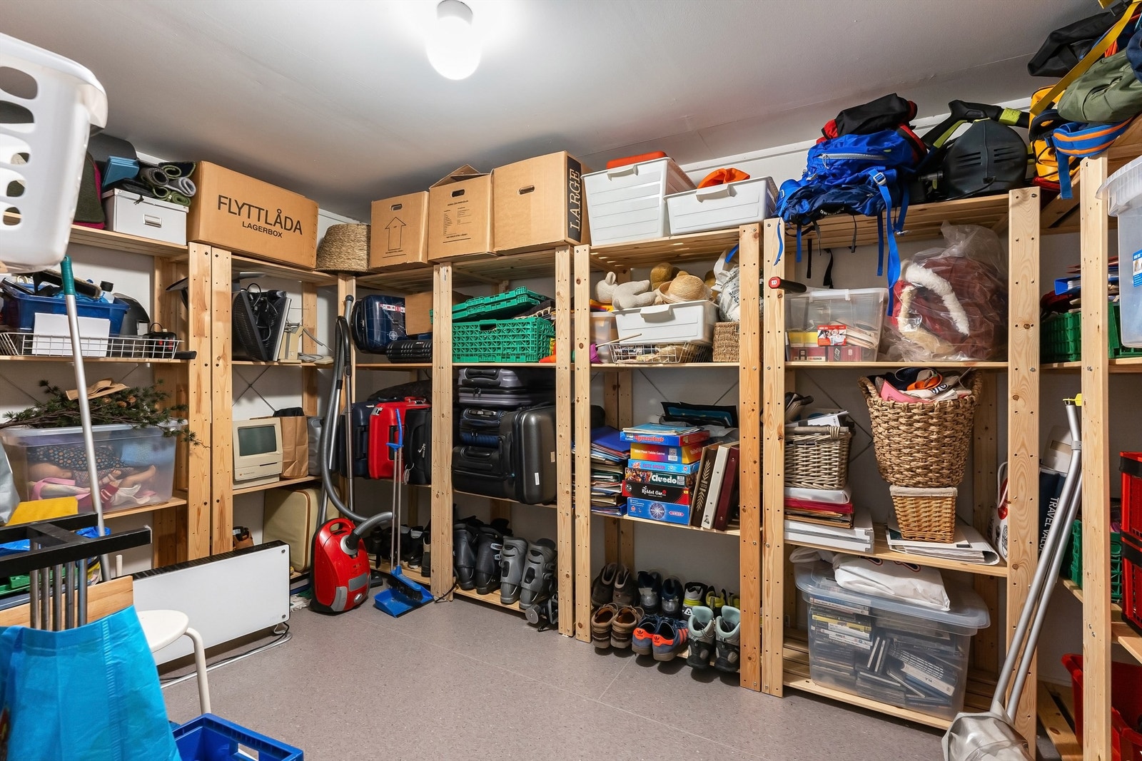 God plass til hyller og oppbevaring i den ene av kjellerbodene. Galleribilde