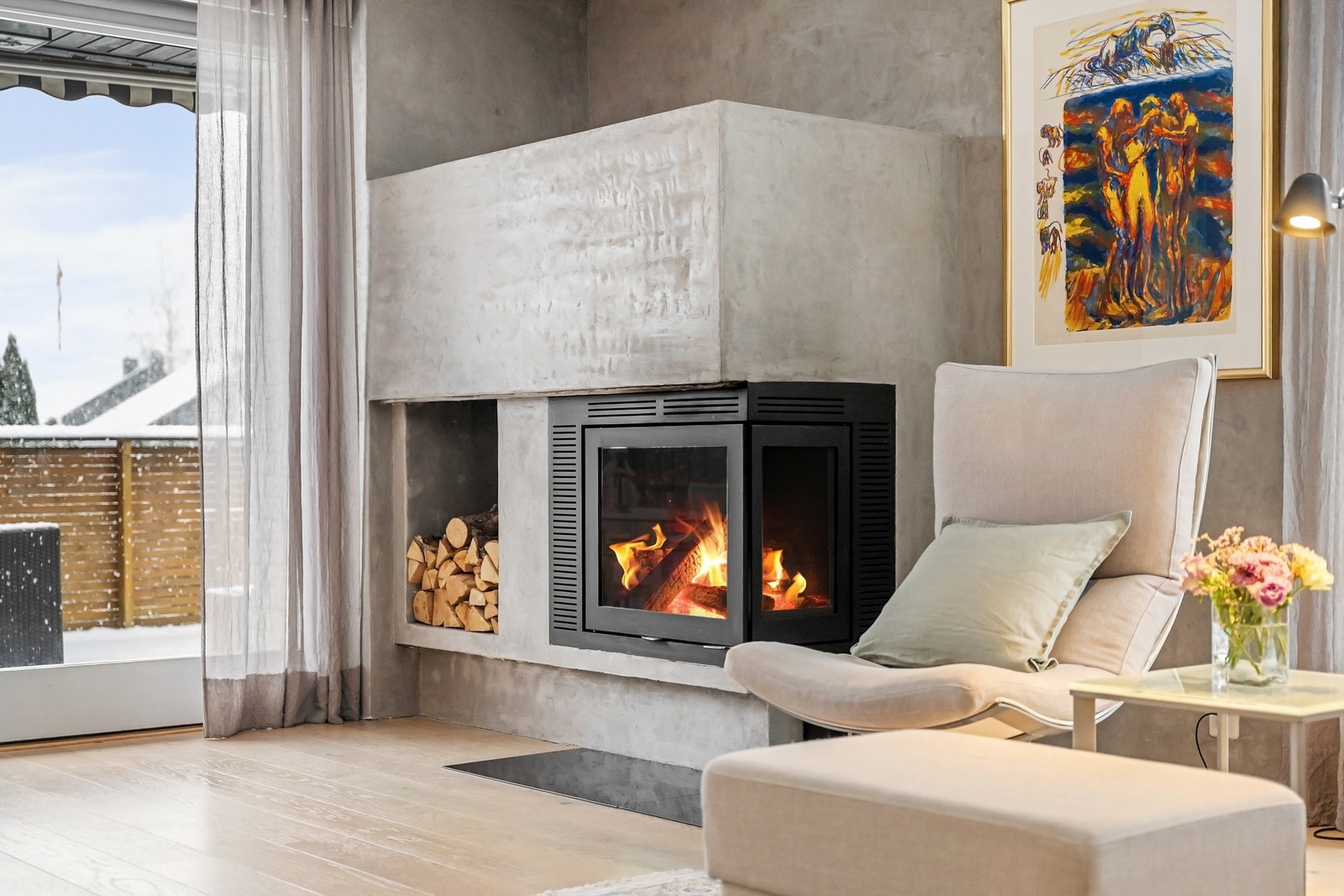 Peisen har en praktisk nisje for oppbevaring av ved. Galleribilde