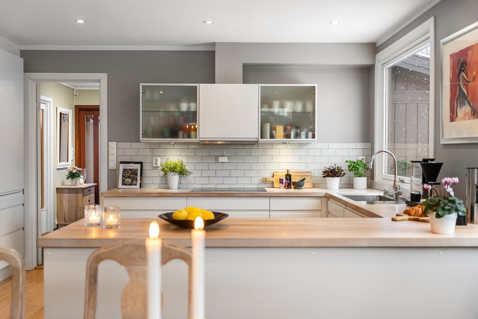 Halvøya gir en fin avgrensning mot spisestuen og ekstra benkeplass. Galleribilde