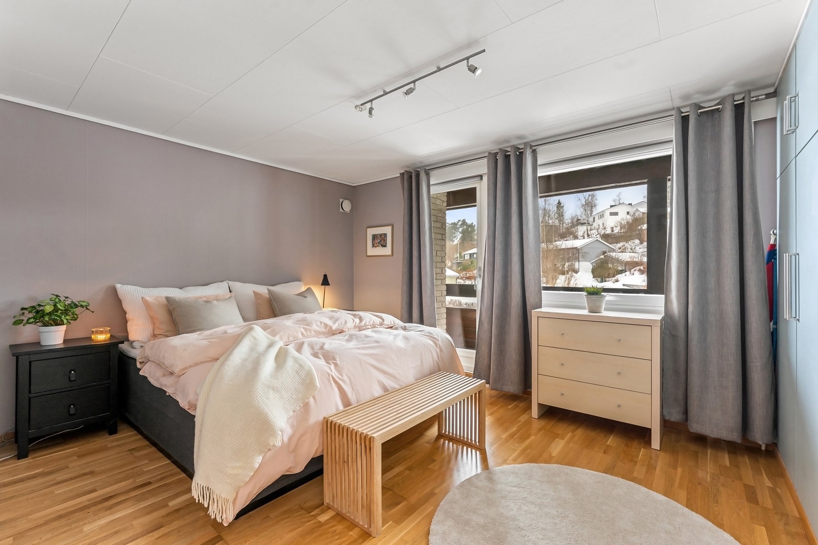 Hovedsoverommet har god plass og direkte utgang til en egen balkong på 11 m². Stor garderobe med god plass. Galleribilde