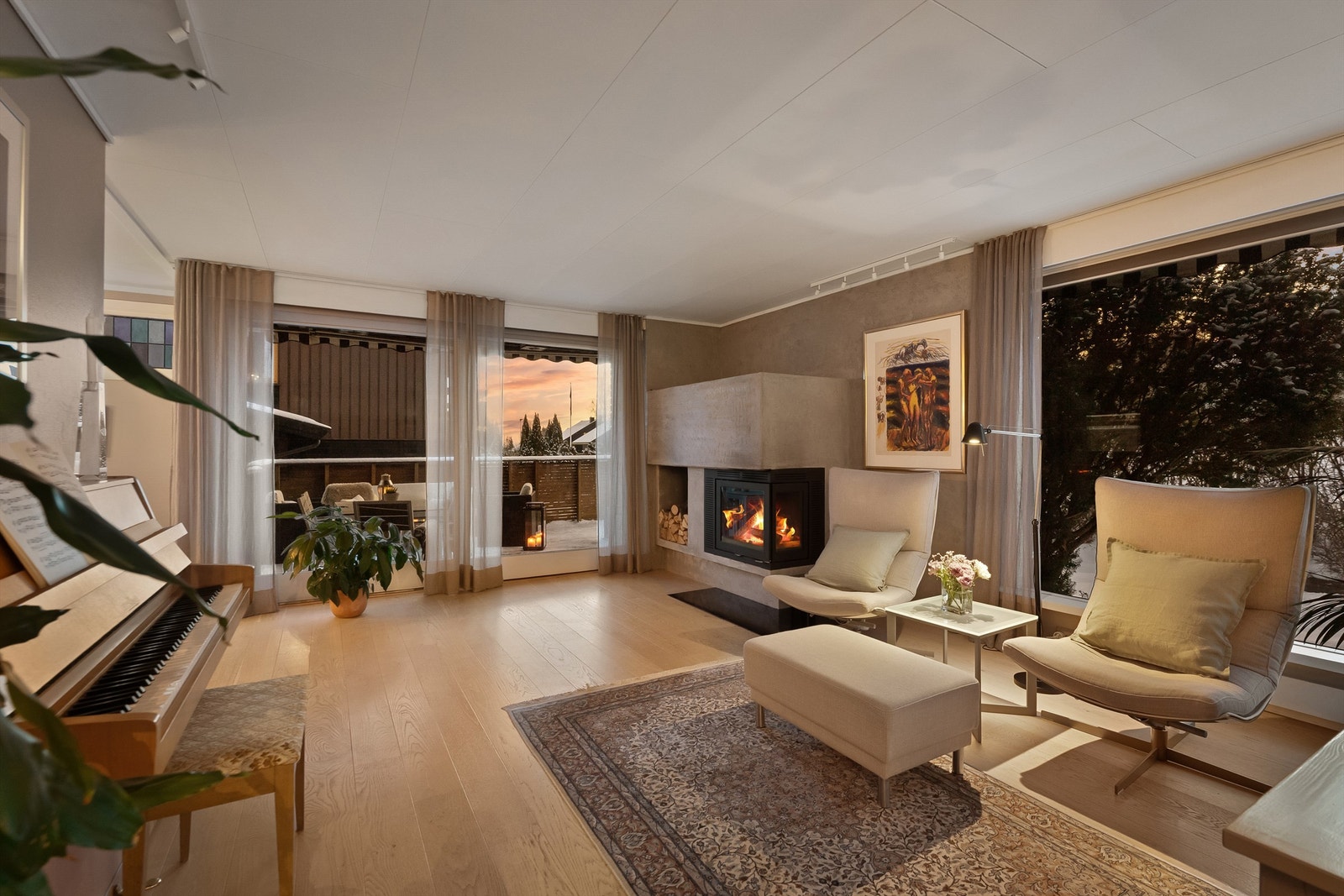 Fra stuen har du utgang til uteplassen som brukes flittig i sommerhalvåret. Galleribilde