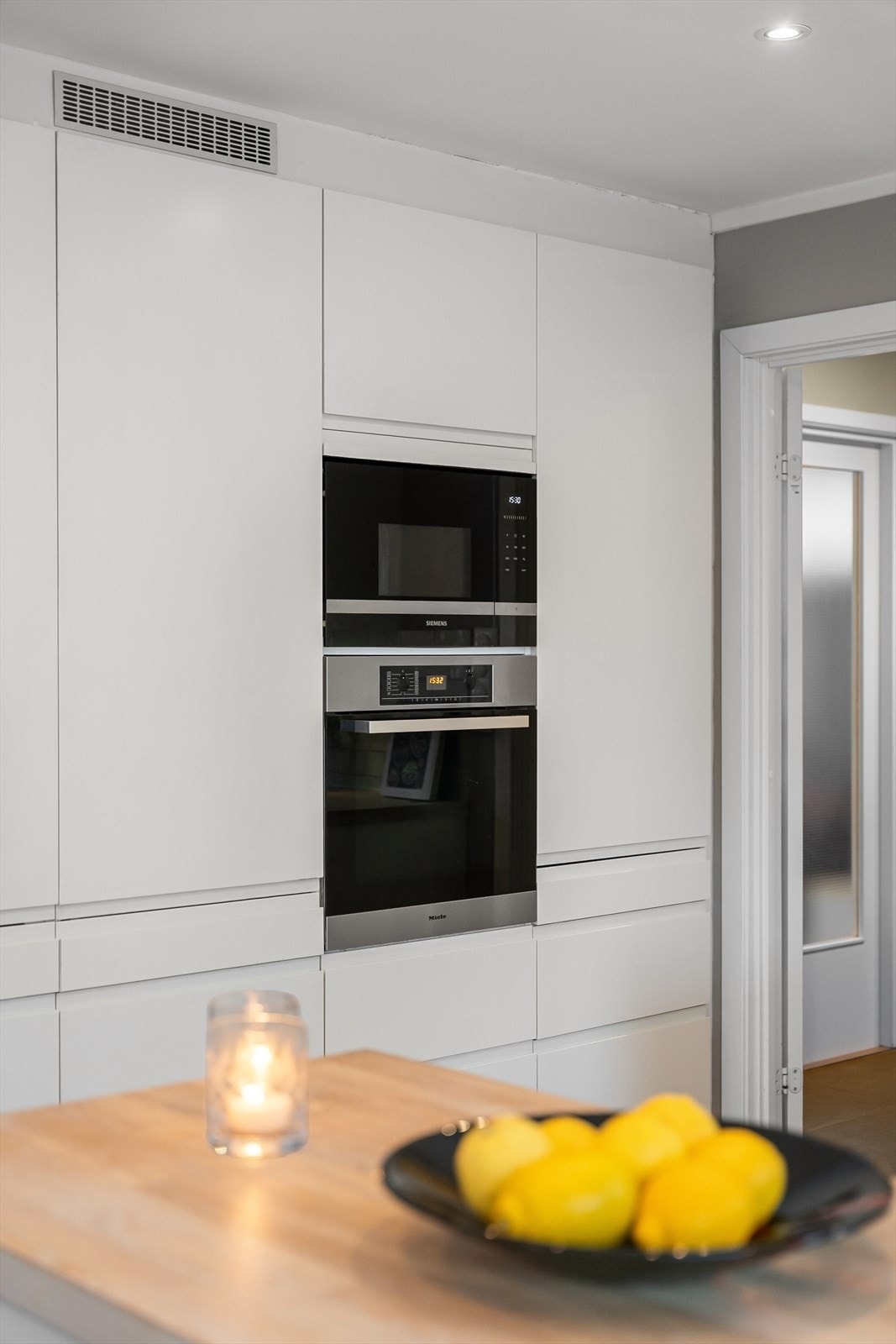 Høyskap med integrert stekeovn og mikrobølgeovn i praktisk arbeidshøyde. Galleribilde