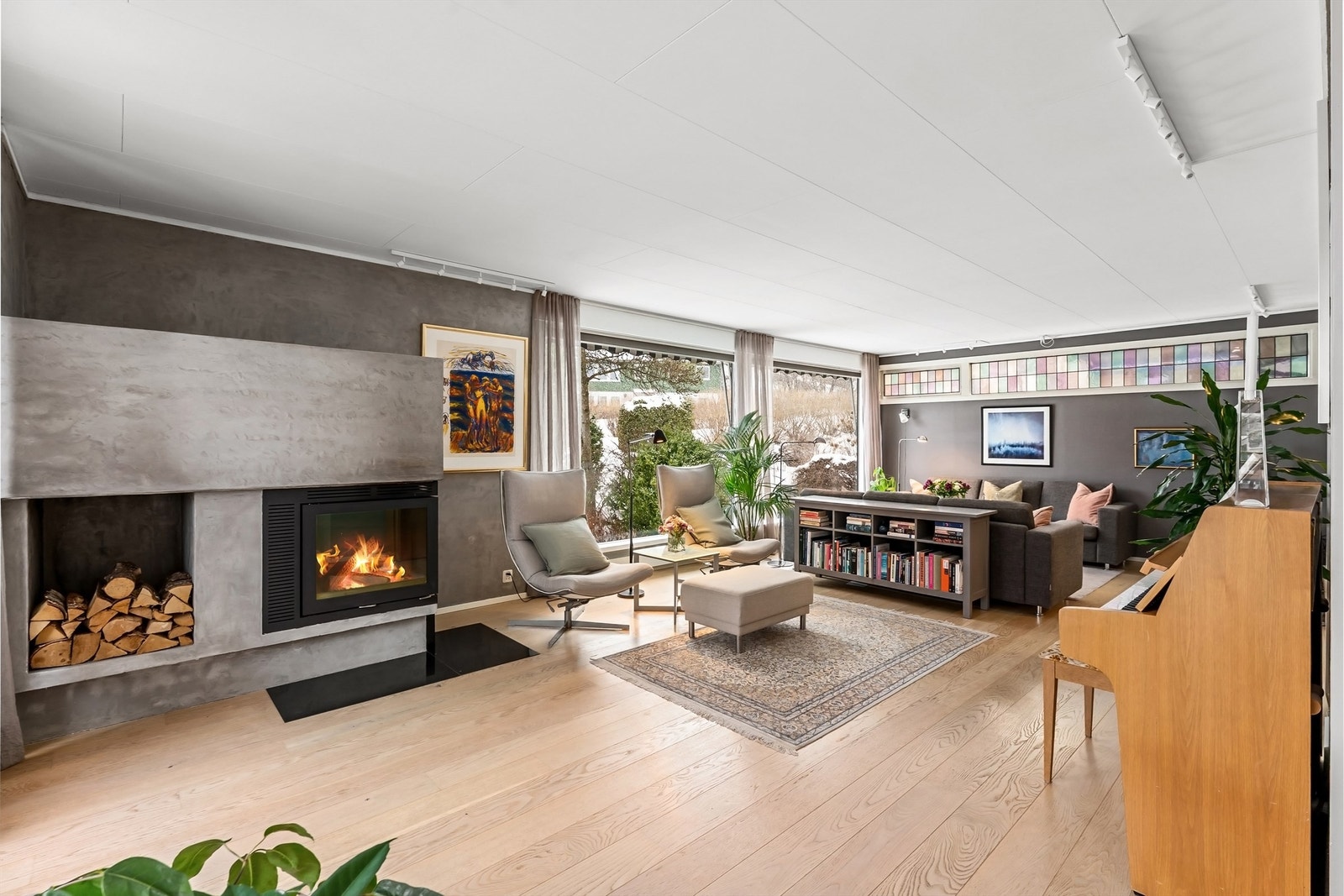 Boligen har en stor og romslig stue. Gulvet er lagt med en-stavs parkett. Galleribilde