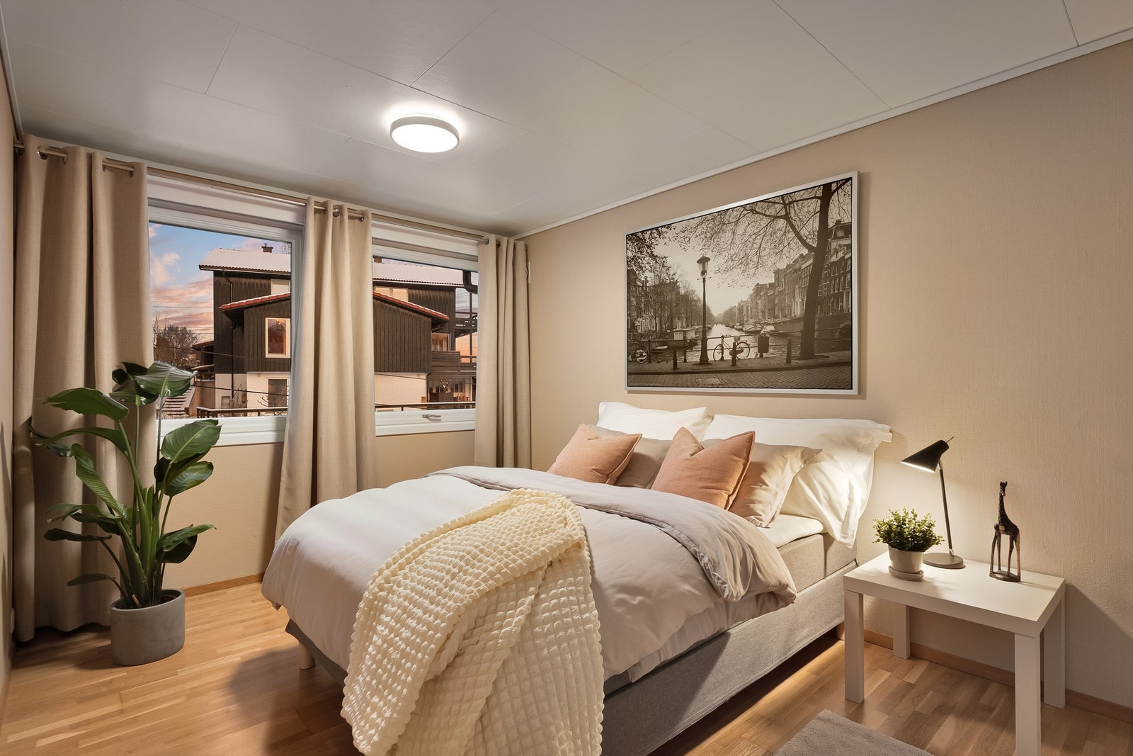 Det andre soverommet er lyst og trivelig med parkett på gulvet. Galleribilde