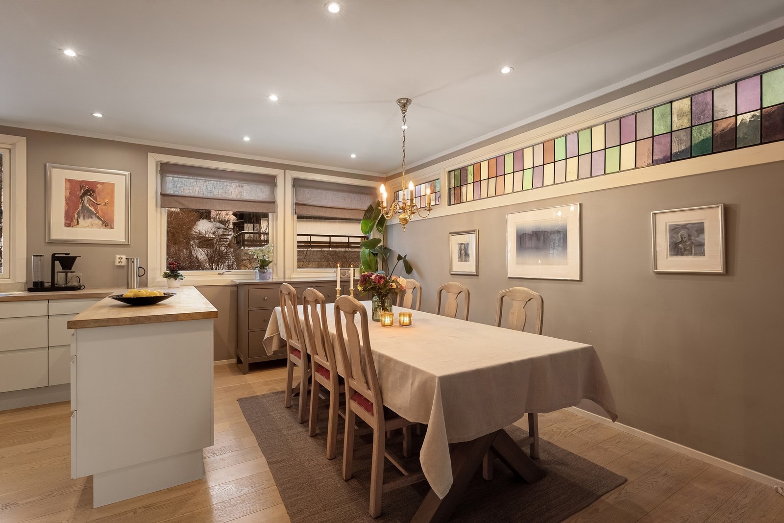 Ettermiddagslys skaper en lun stemning i spisestuen. Galleribilde