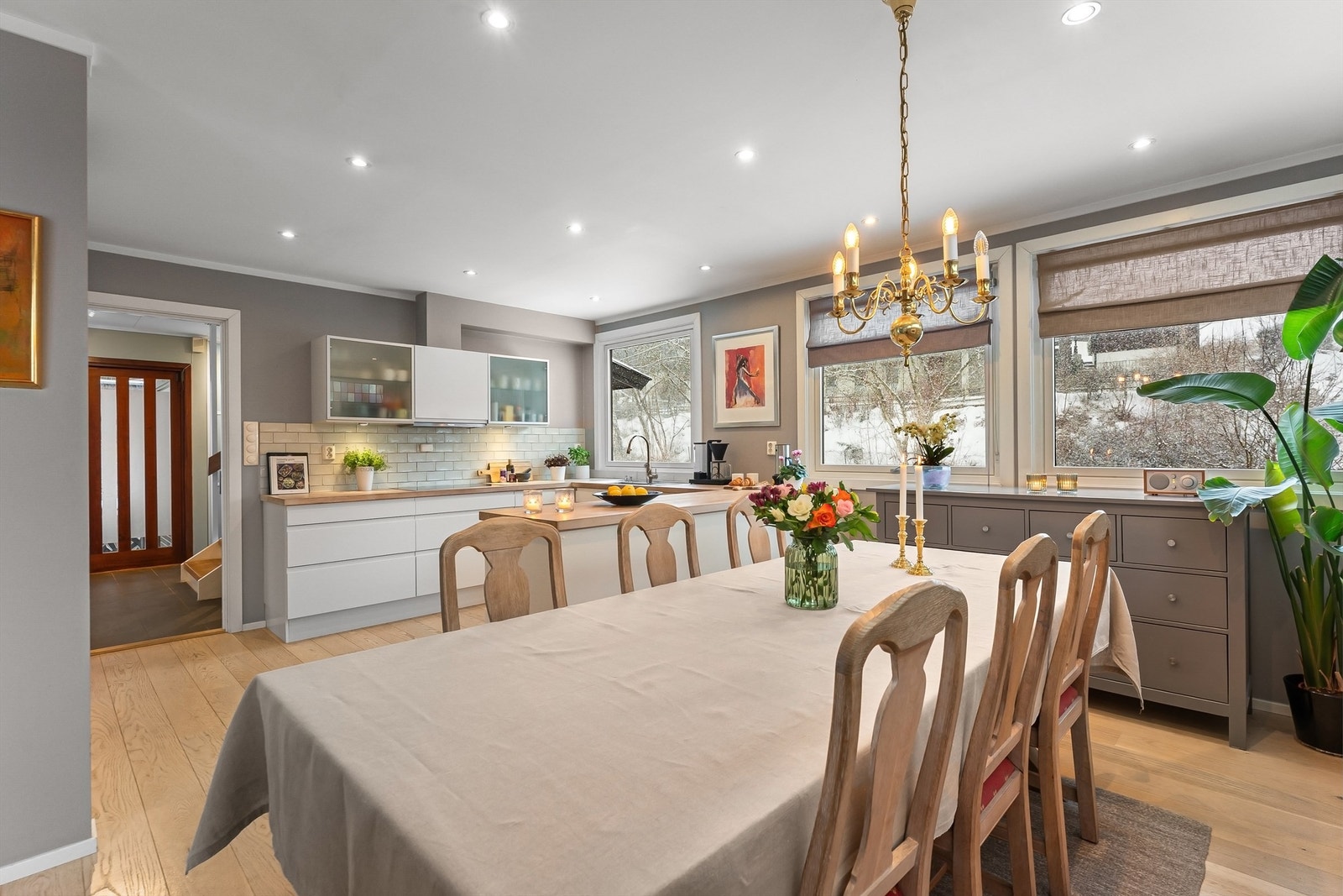 Spisestuen har god plass til langbord og er et naturlig samlingspunkt. Galleribilde