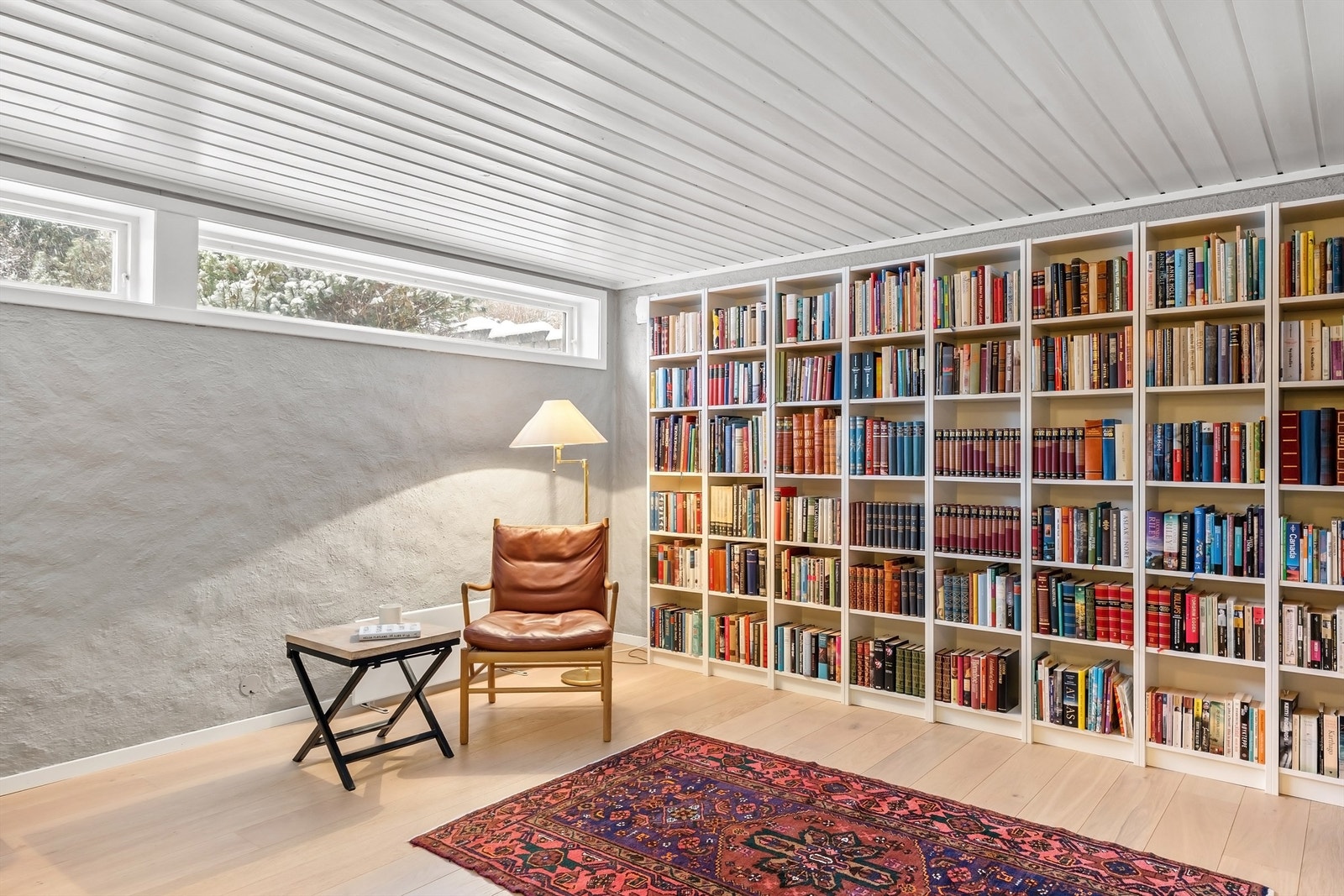 Vinduene gir dagslys til rommet, men oppfyller ikke dagens forskriftskrav. Galleribilde