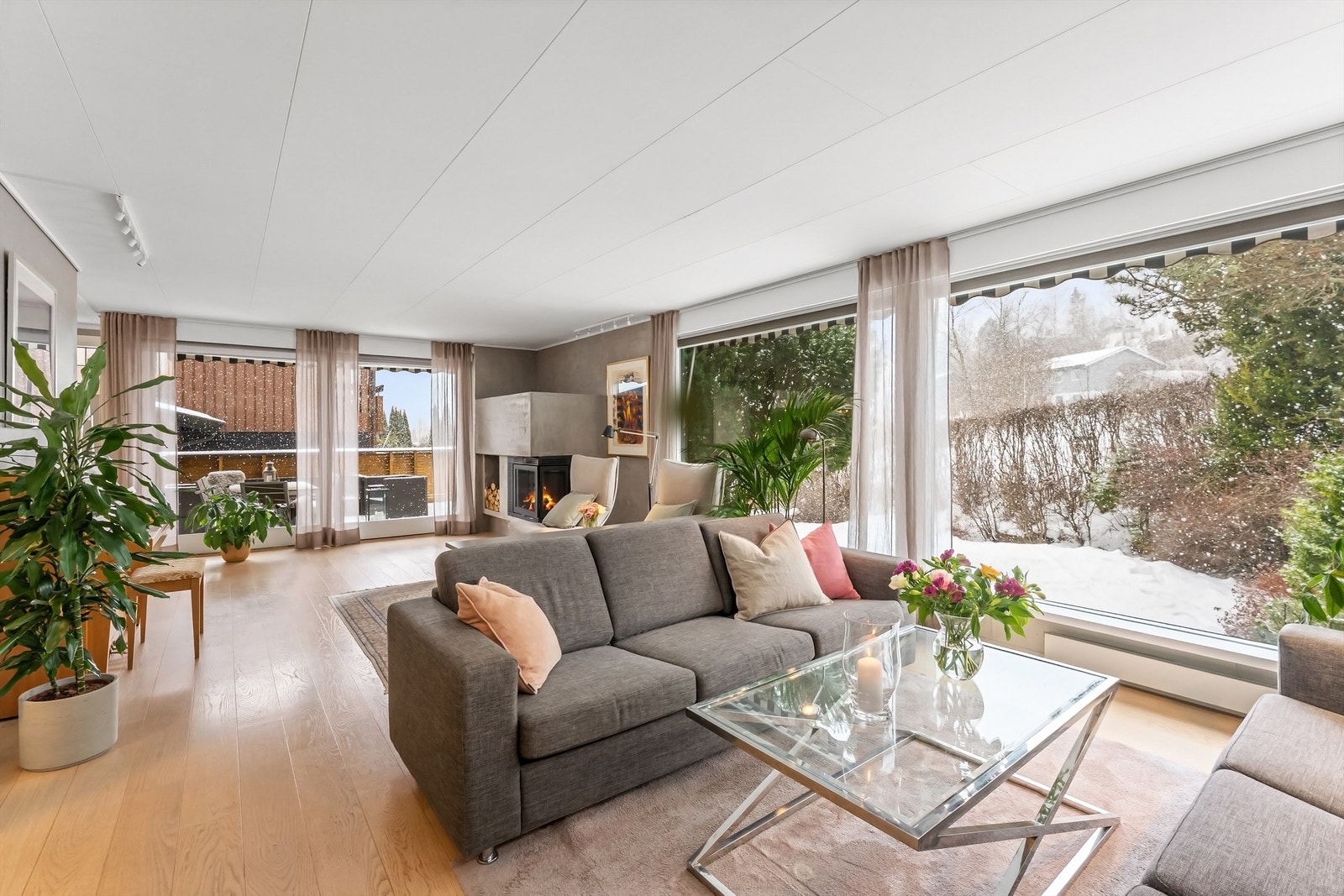 Store vindusflater gir rikelig med lys og en god romfølelse. Galleribilde