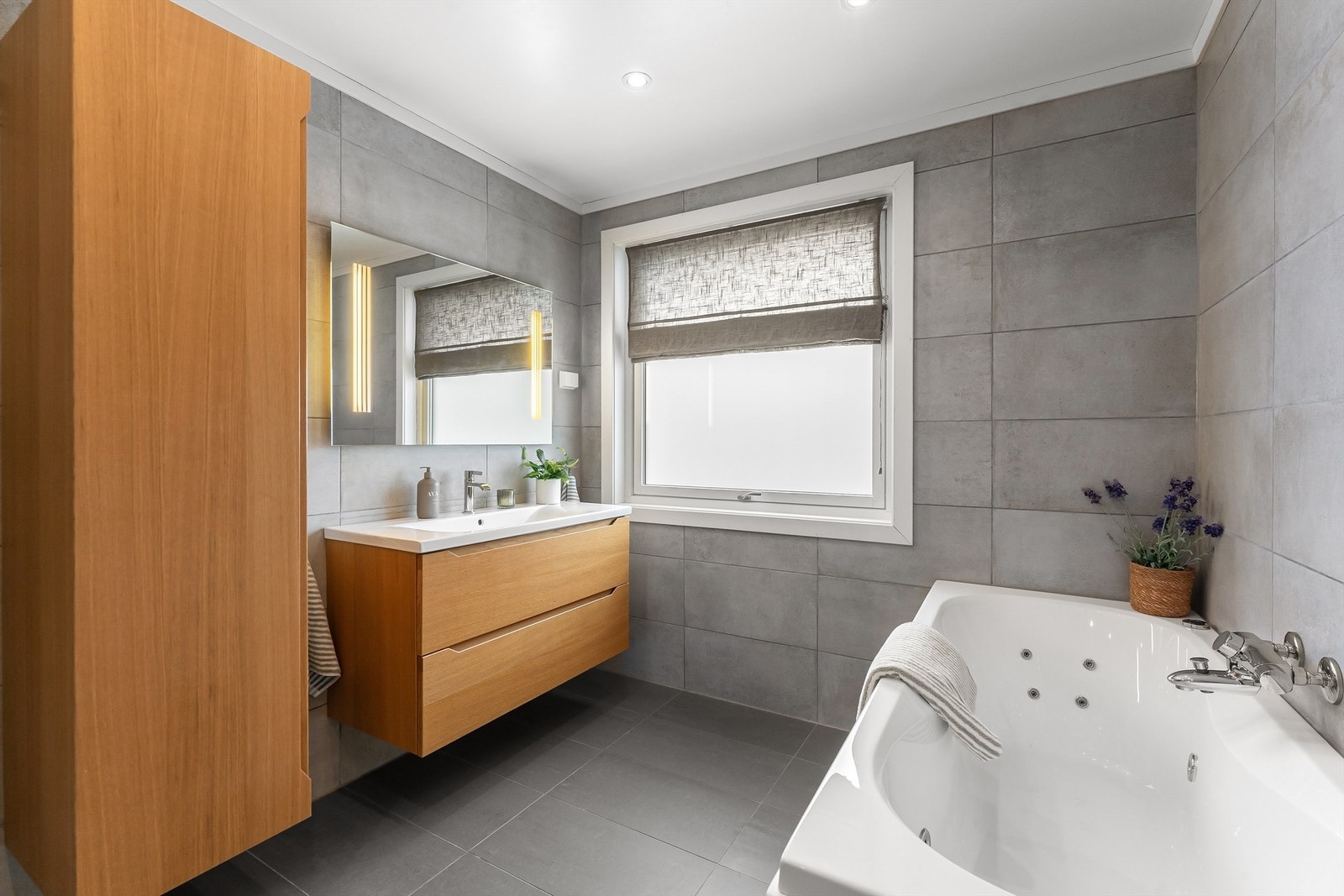 Delikat bad fra 2013 med innredning fra Linnbad. Servantskap med glatte fronter og speil med integrert belysning. Galleribilde