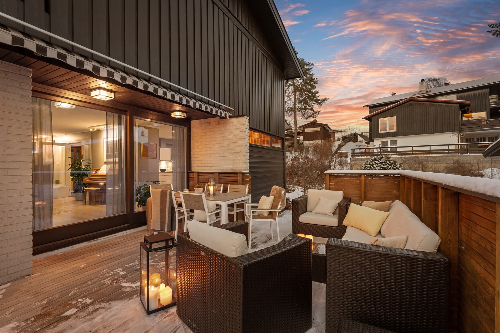 Boligen kan smykke seg med en herlig uteplass med plass til møblering i flere soner. Galleribilde