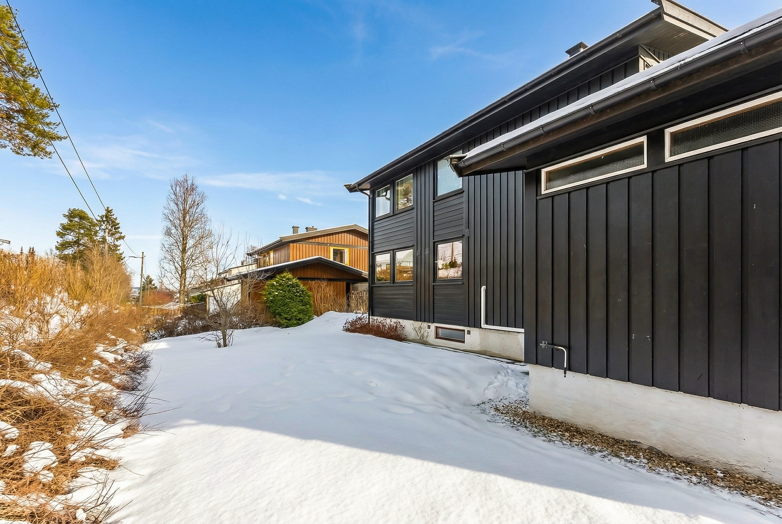 Baksiden av huset har plen. Galleribilde