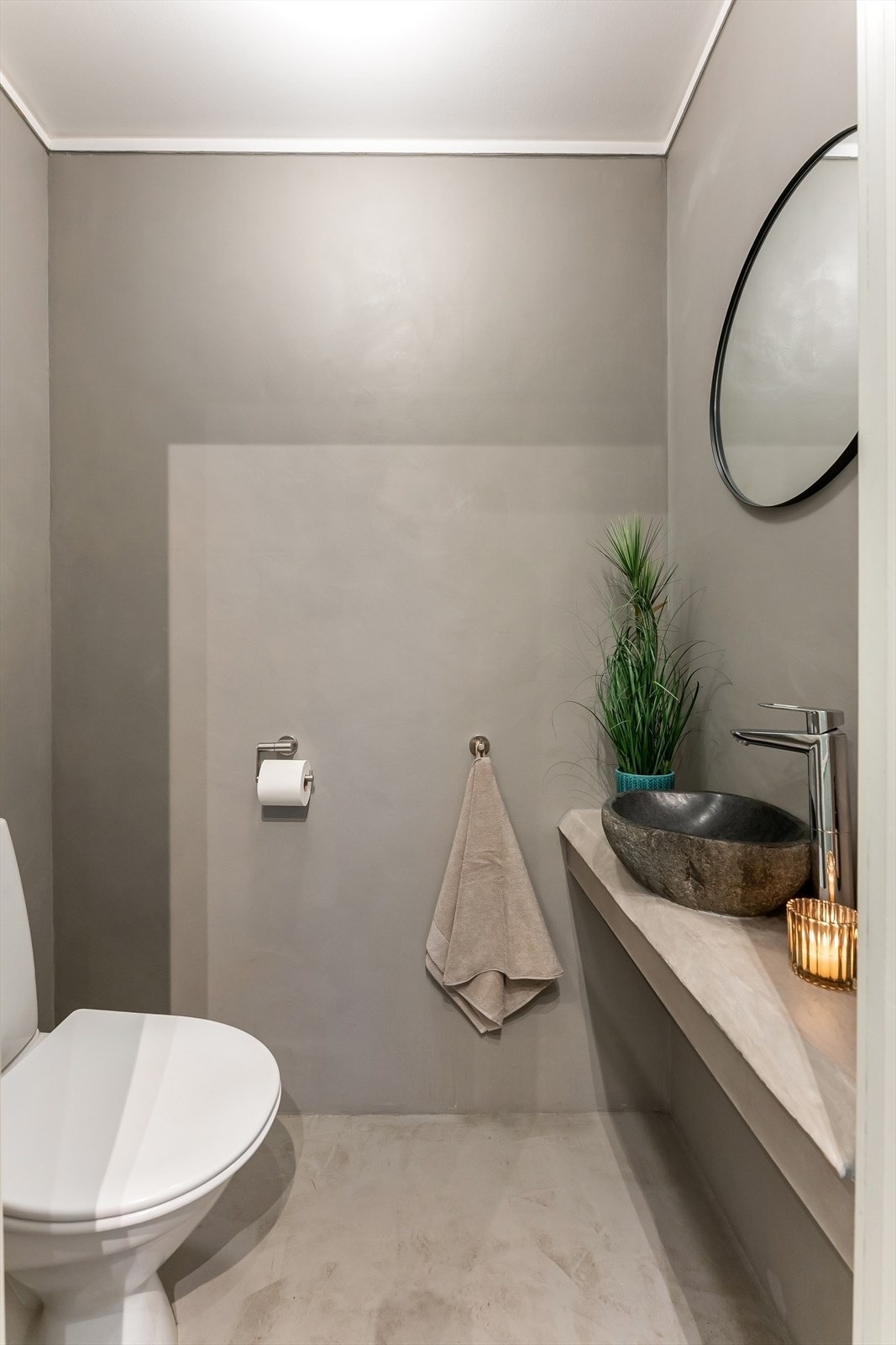 Toalettrom oppgradert i 2020 med mikrosement og gulvvarme. Galleribilde