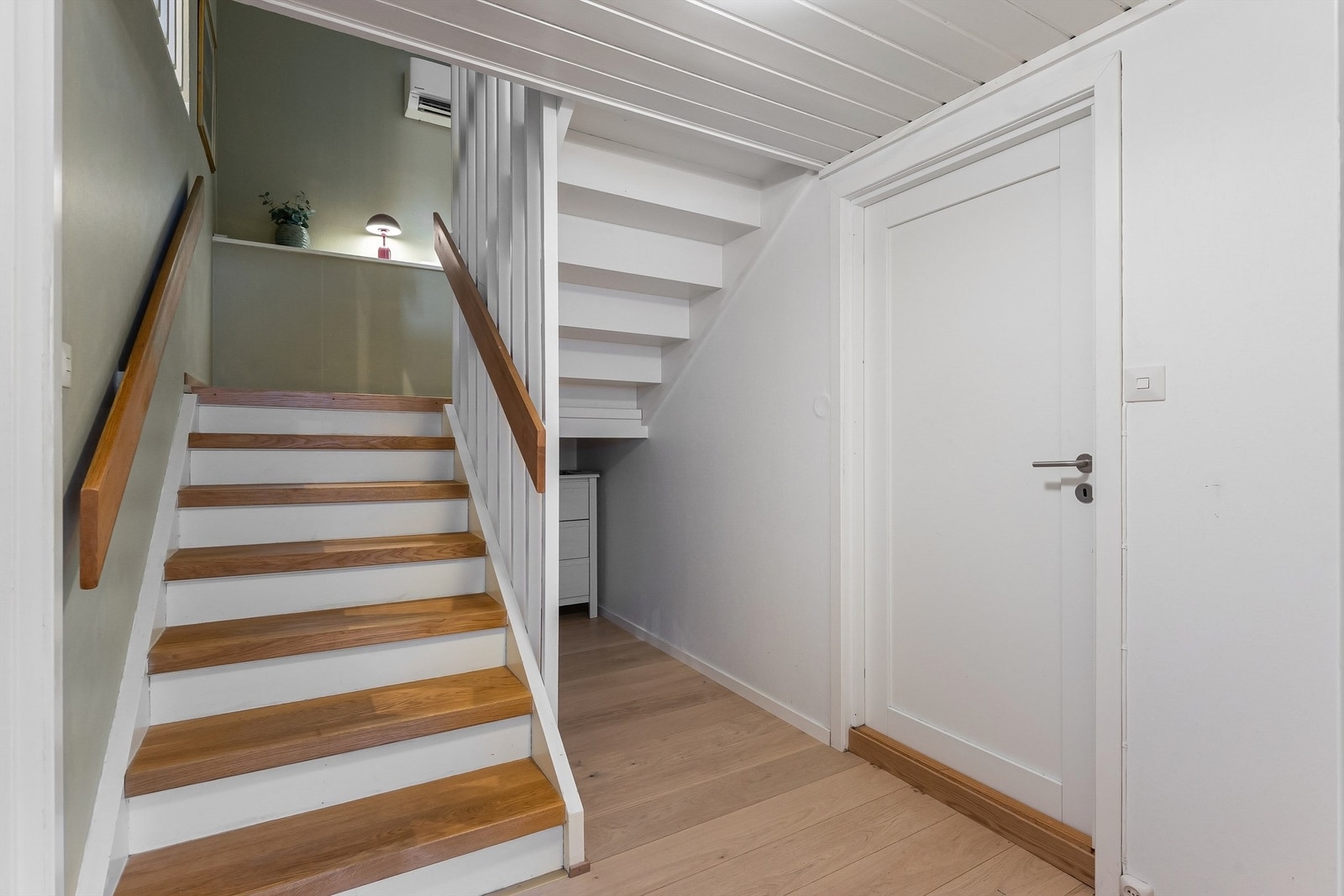 Trappen ned til kjelleren. Her er også en luft-til-luft varmepumpe fra 2019 montert. Galleribilde