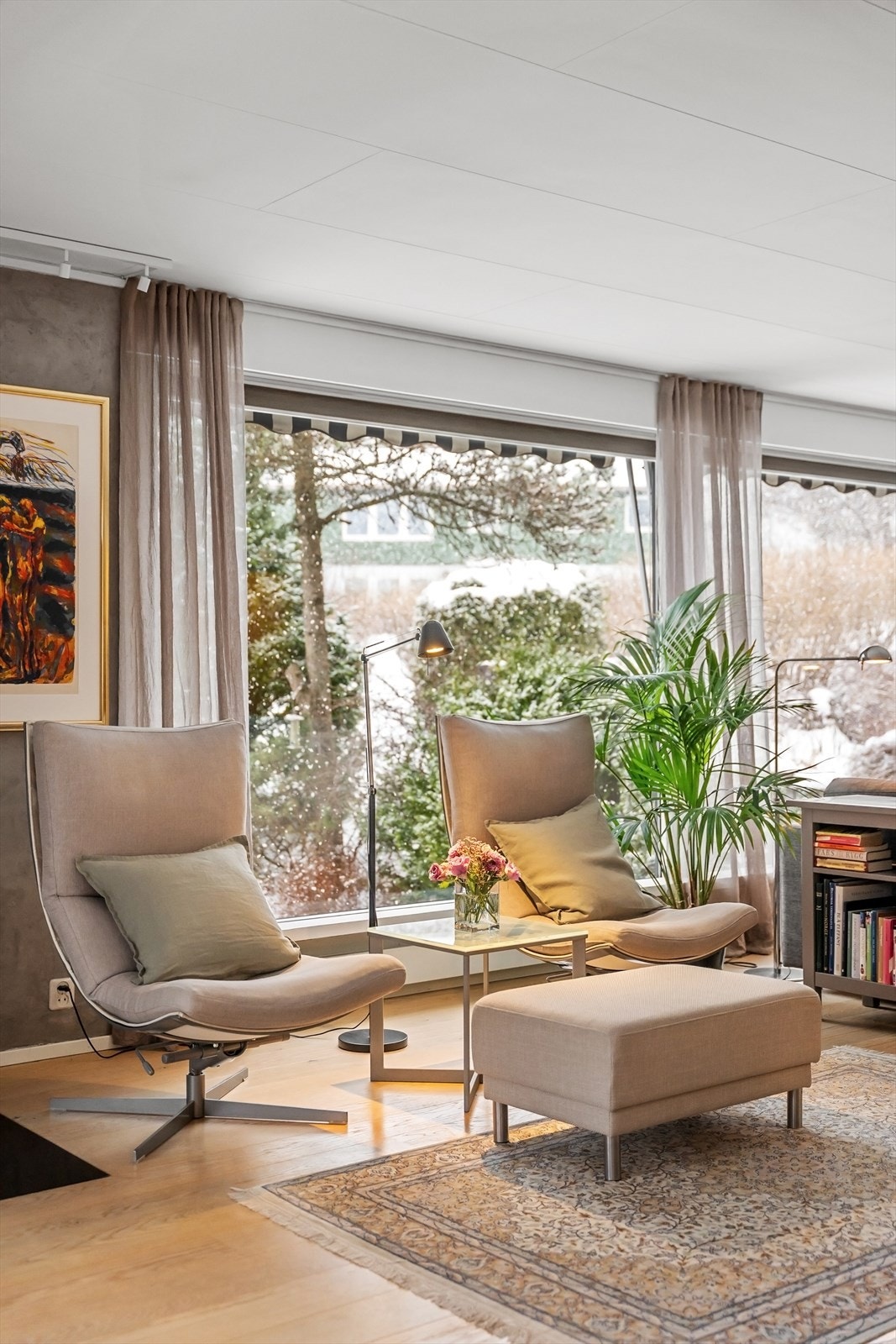 En hyggelig lesekrok ved vinduet med utsikt mot hagen. Galleribilde