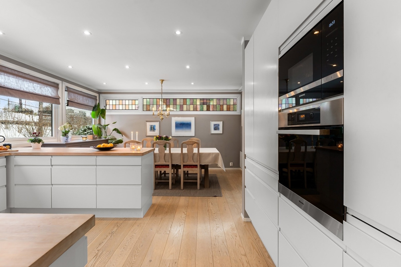 Kjøkkenet er utstyrt med integrerte hvitevarer for et rent og helhetlig uttrykk. Galleribilde