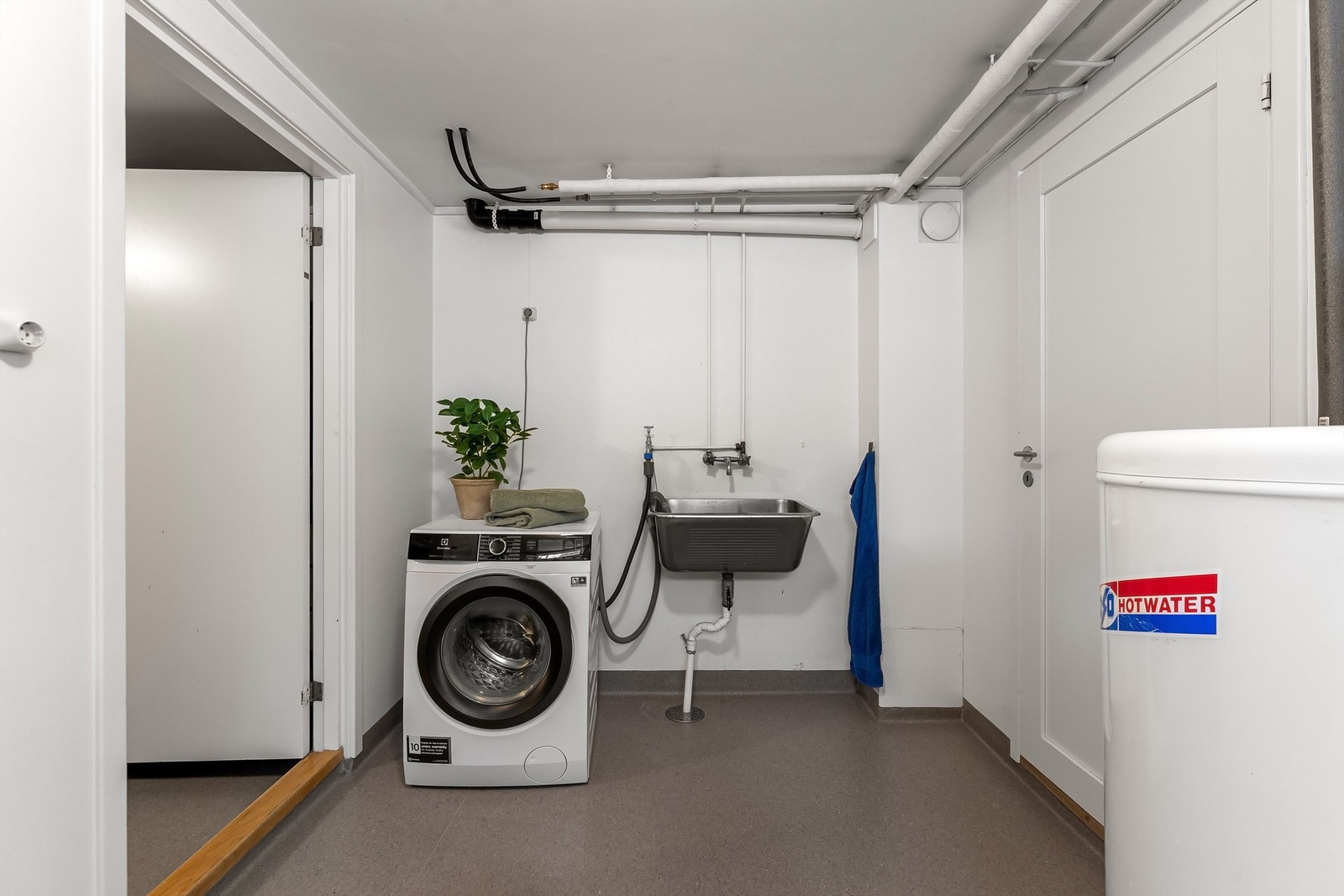 Praktisk vaskerom i kjelleren, oppgradert i 2016, med opplegg for vaskemaskin. Galleribilde