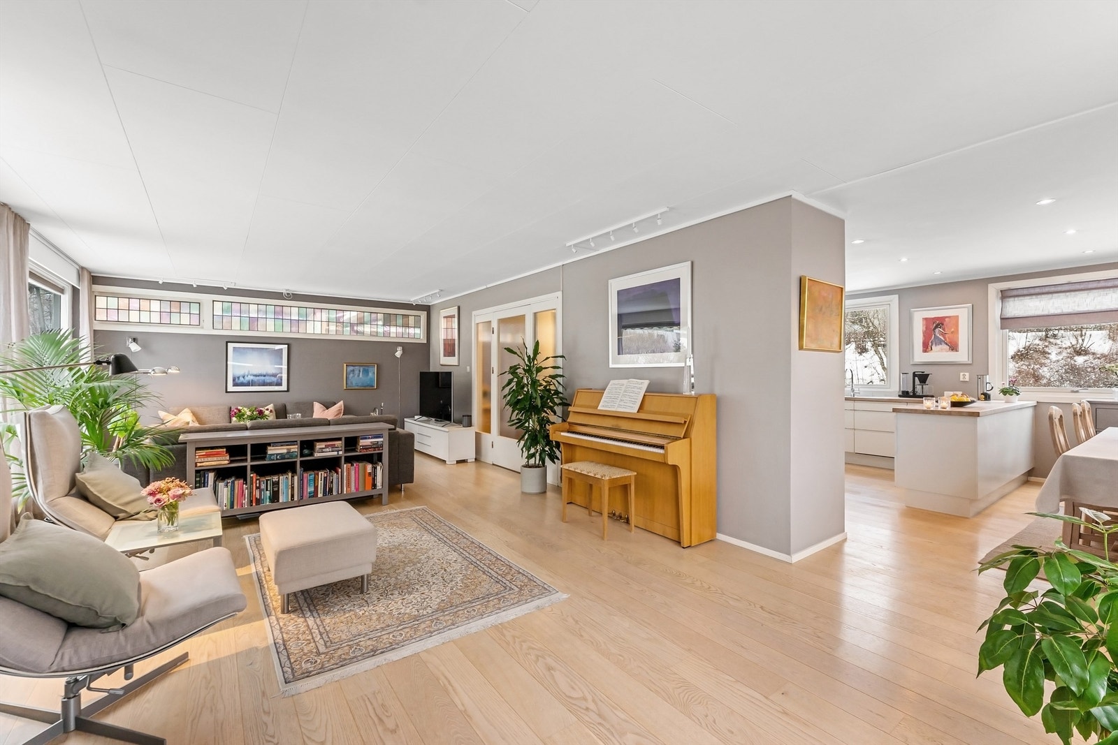 Stuen er delvis avskjermet fra kjøkkenet, noe som skaper definerte soner. Galleribilde