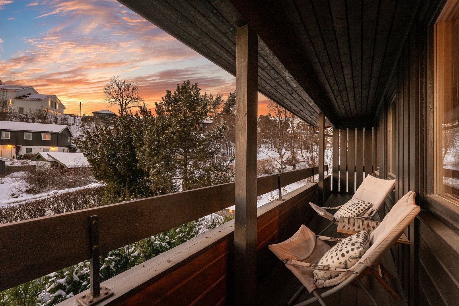 Balkongen er overbygget og har rekkverk i tre. Galleribilde