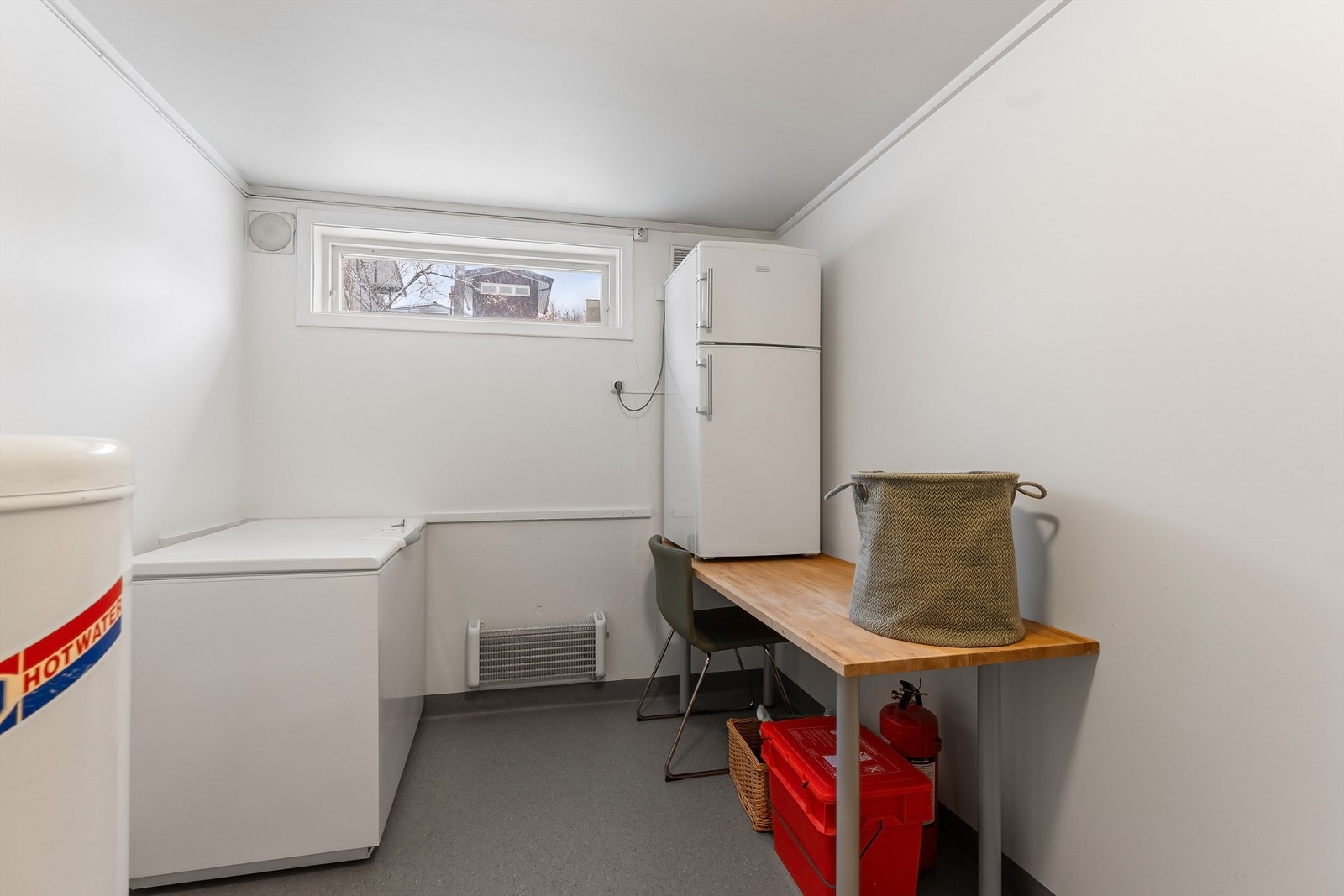 Varmtvannsbereder på 198 liter fra 1993 er plassert på vaskerommet. Galleribilde