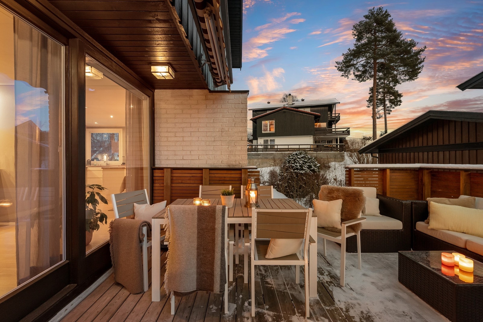 Terrassen er belagt med terrassebord og har rekkverk av trekonstruksjoner. Galleribilde