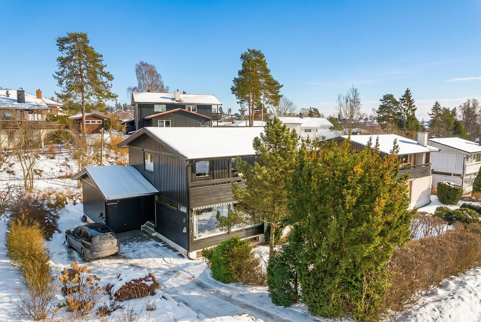Velkommen til populære Haukeveien 43 på Bekkestua. Her har du nærhet til skoler, butikker og kollektivt tilbud. Foto : Zovenifra.no Galleribilde