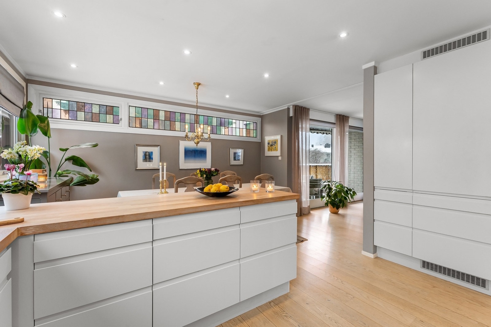 Fra kjøkkenet er det en åpen og sosial forbindelse til stuen og uteplassen. Galleribilde