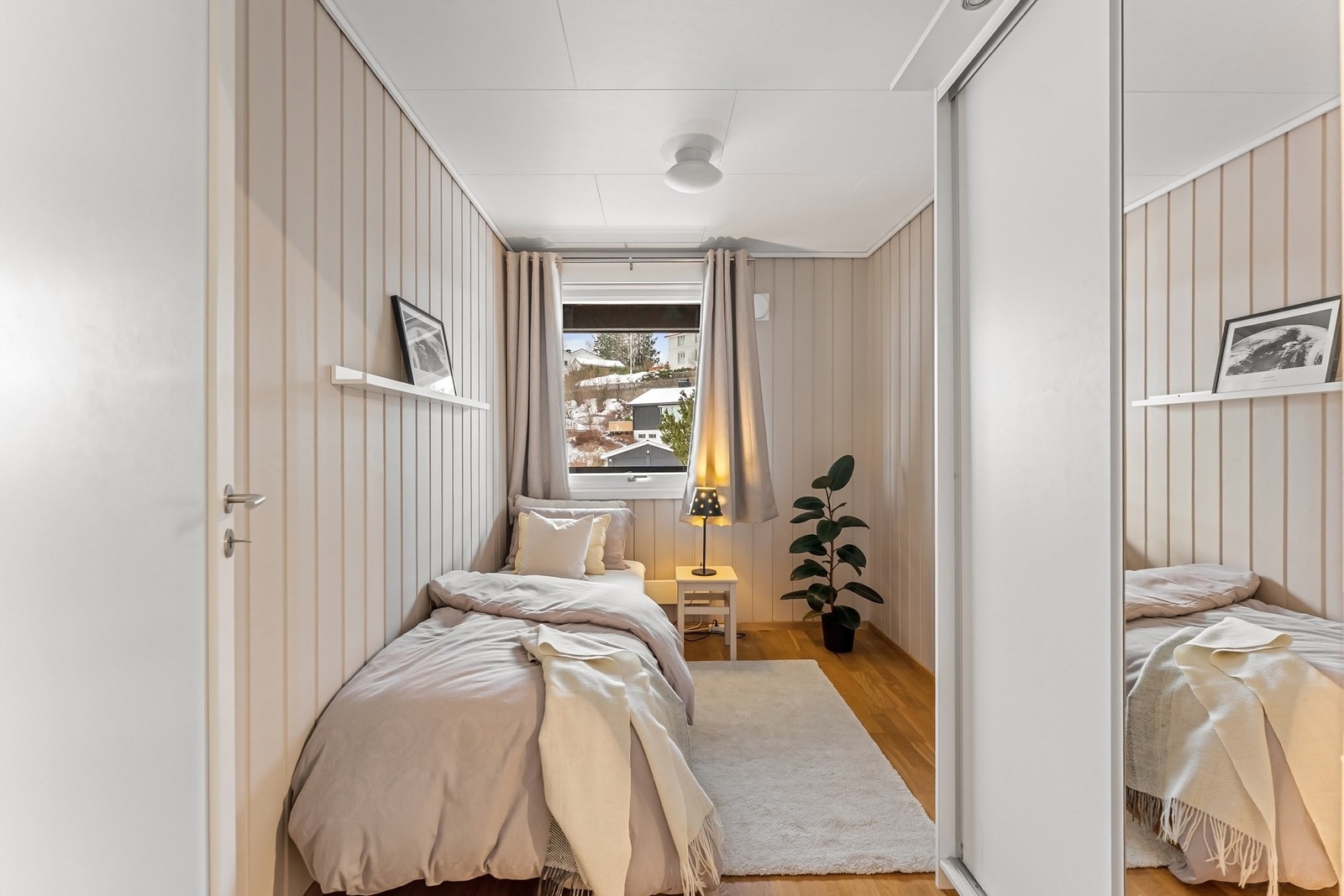 Det fjerde soverommet har skyvedørsgarderobe for effektiv oppbevaring. Galleribilde