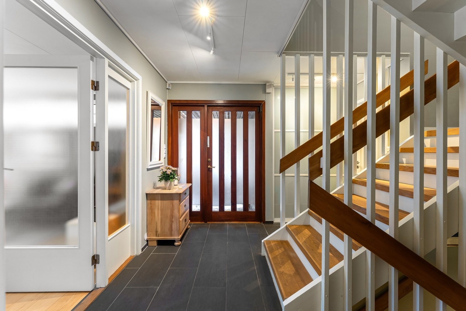 Innbydende hall med flislagt gulv og gulvvarme for økt komfort. Praktisk toalettrom rett ved inngang samt skyvedørs garderobe. Galleribilde