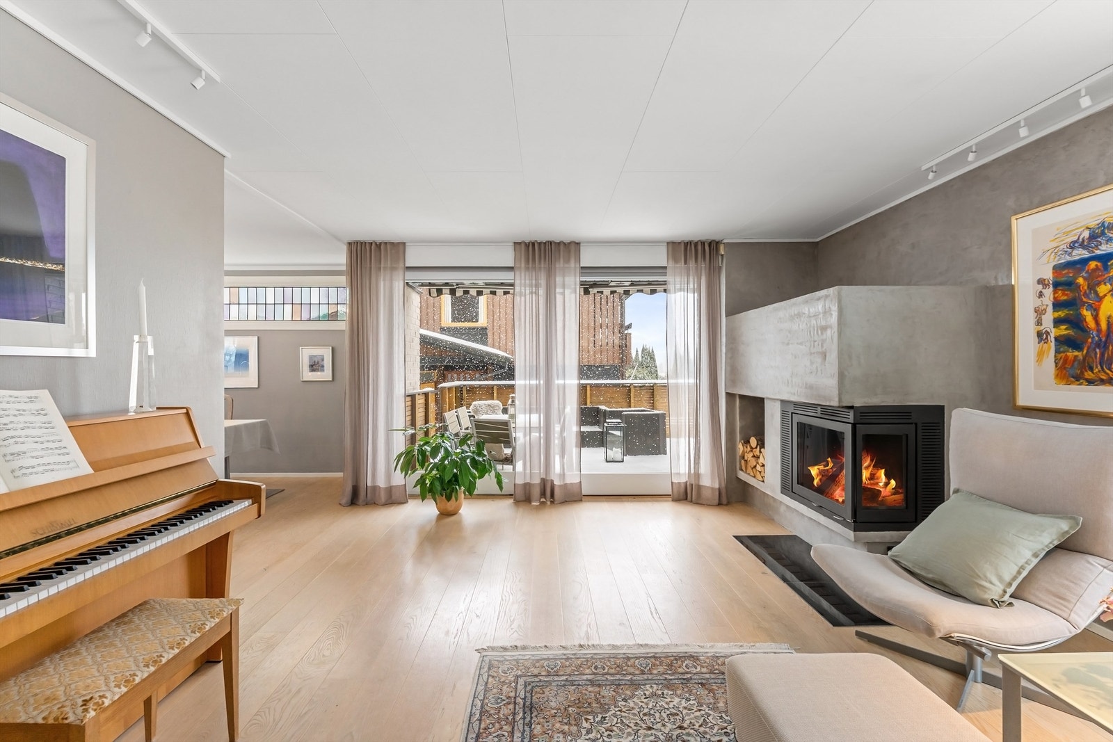 Den store peisovnen med glassdør er et sentralt element i stuen. Galleribilde