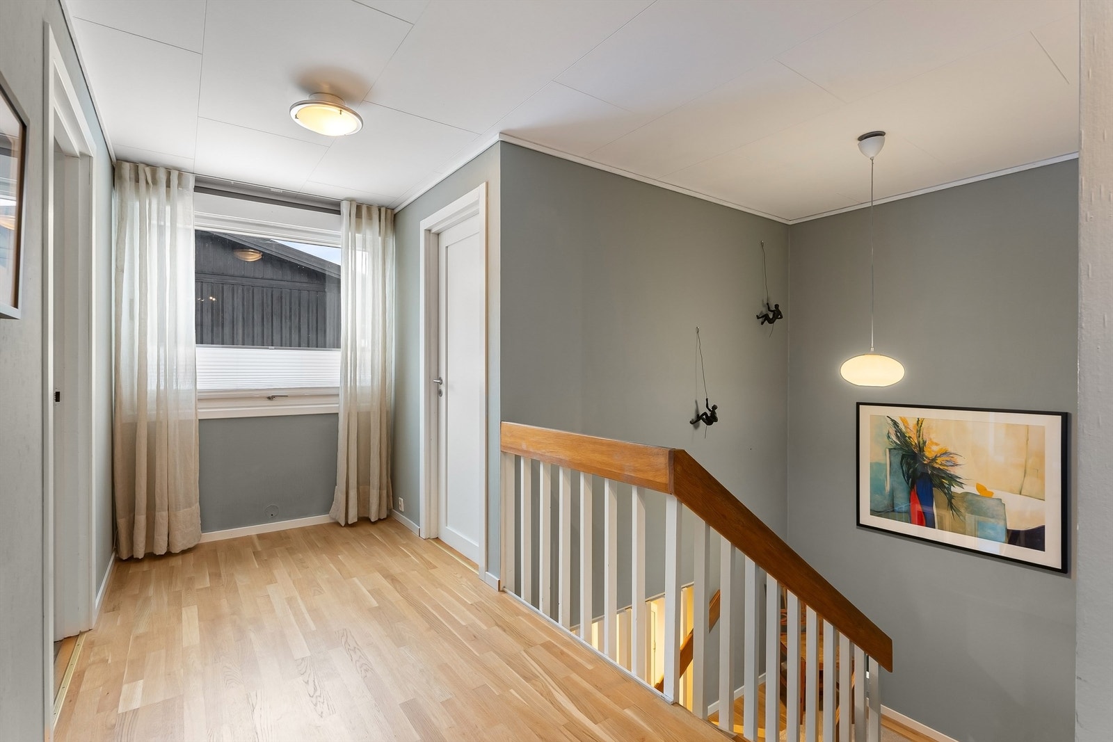 Tretrappen leder opp til en lys og romslig gang i andre etasje. Galleribilde