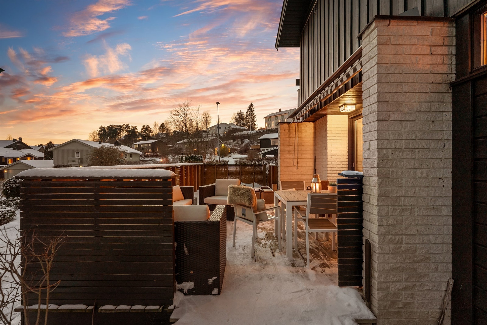 Uteplassen er delvis overbygget, noe som gir ly for vær og vind. Galleribilde