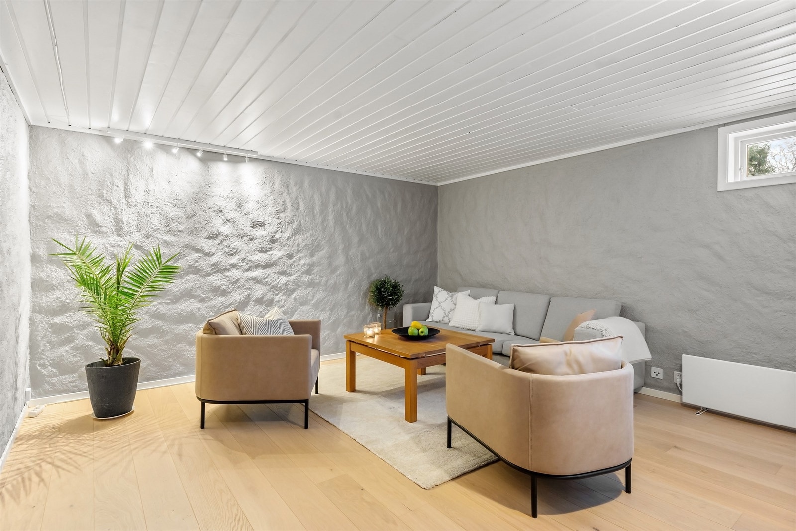 Stor og innredet kjellerstue med overflater oppgradert i 2016. Galleribilde